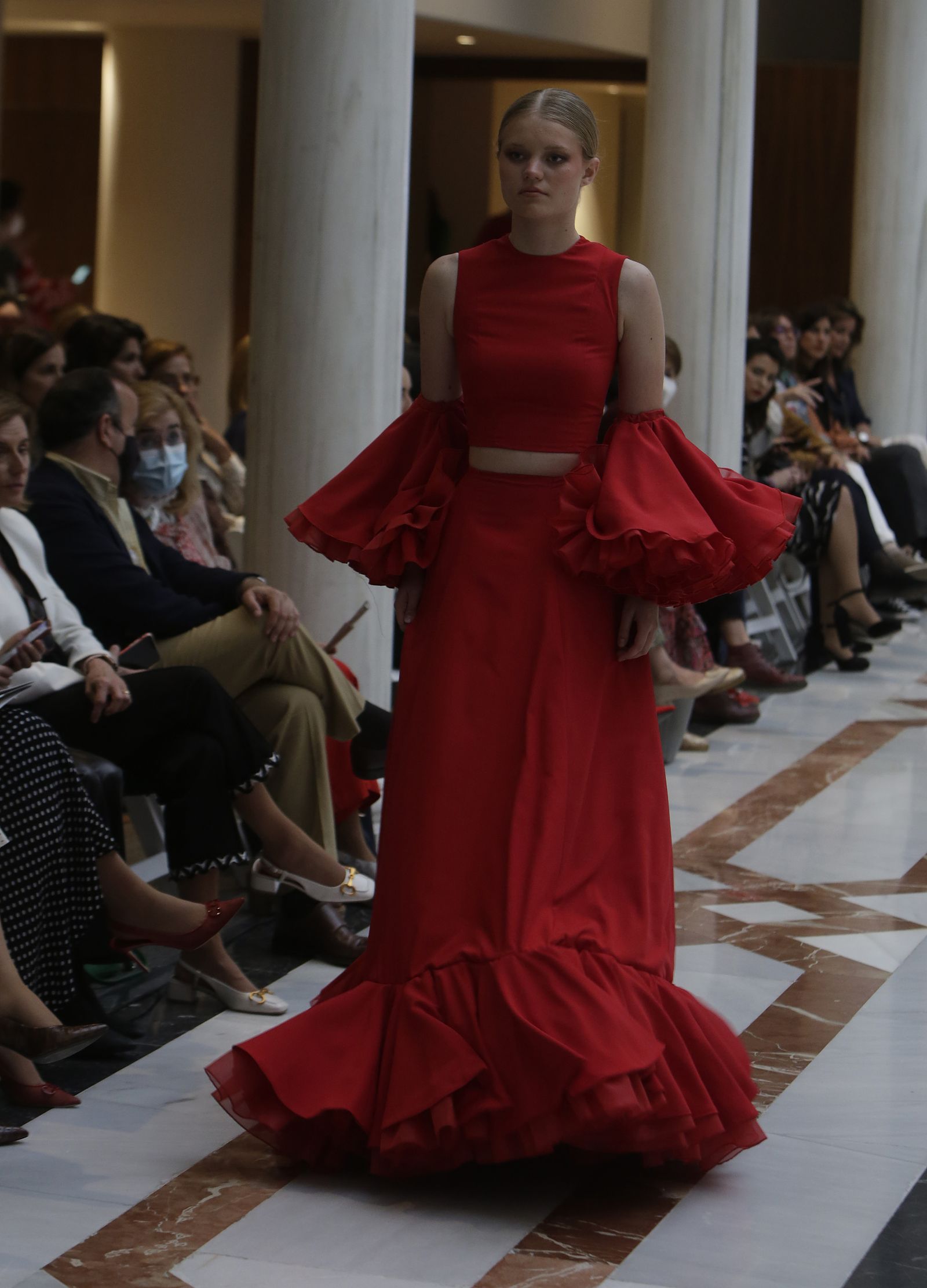 Desfile moda flamenca en las vísperas de la Feria de Abril CaixaBank