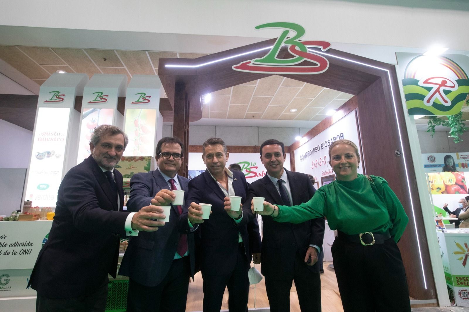 La comitiva de Diputación, con Javier A. García al frente, en el stand de Biosabor en la edición del pasado año de Fruit Attraction.