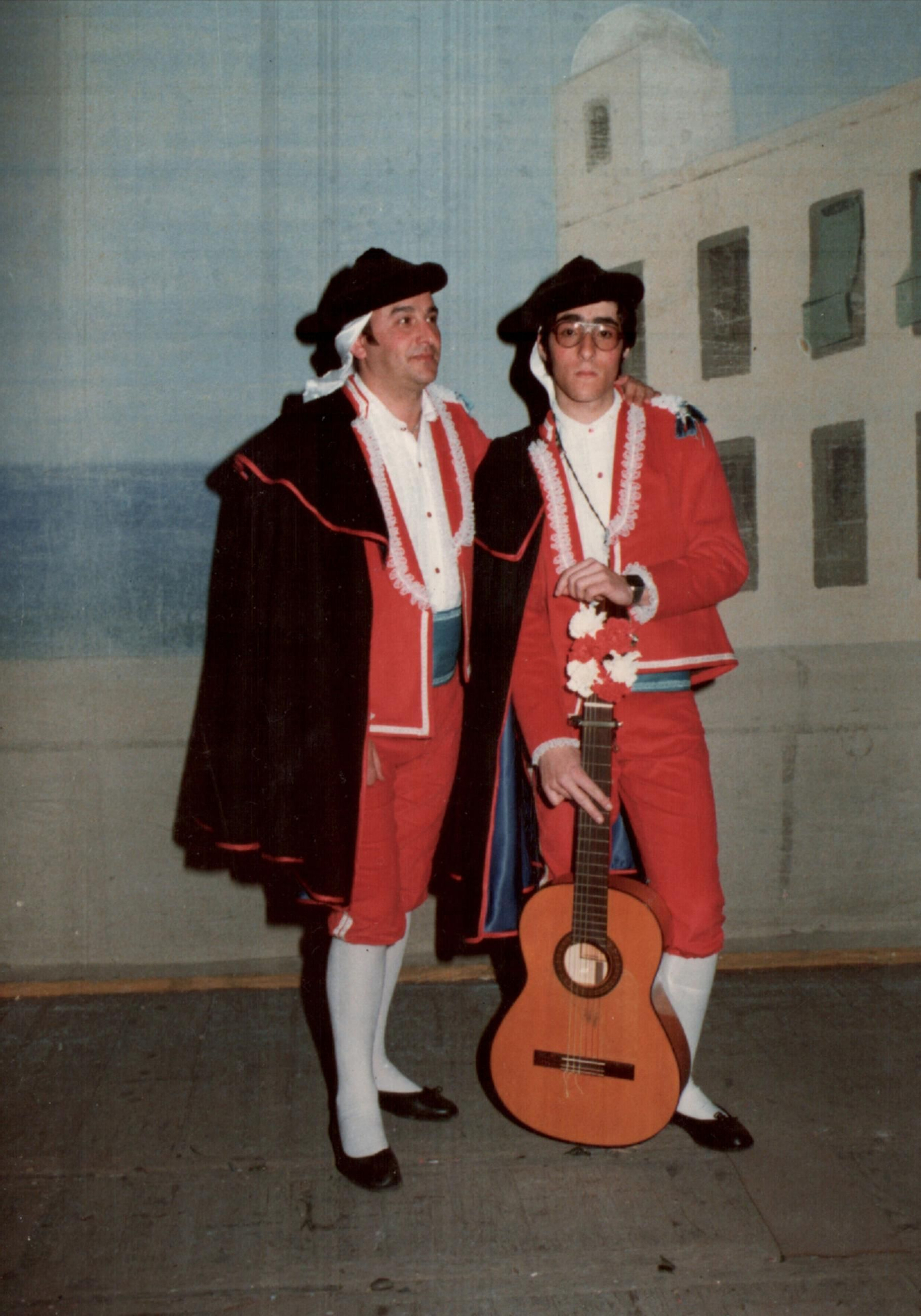 1984. 'Requiebro'. Su primera comparsa con el grupo de la peña Nuestra Andalucía. En la imagen, junto a Antonio Guerrero 'El Piojo'.