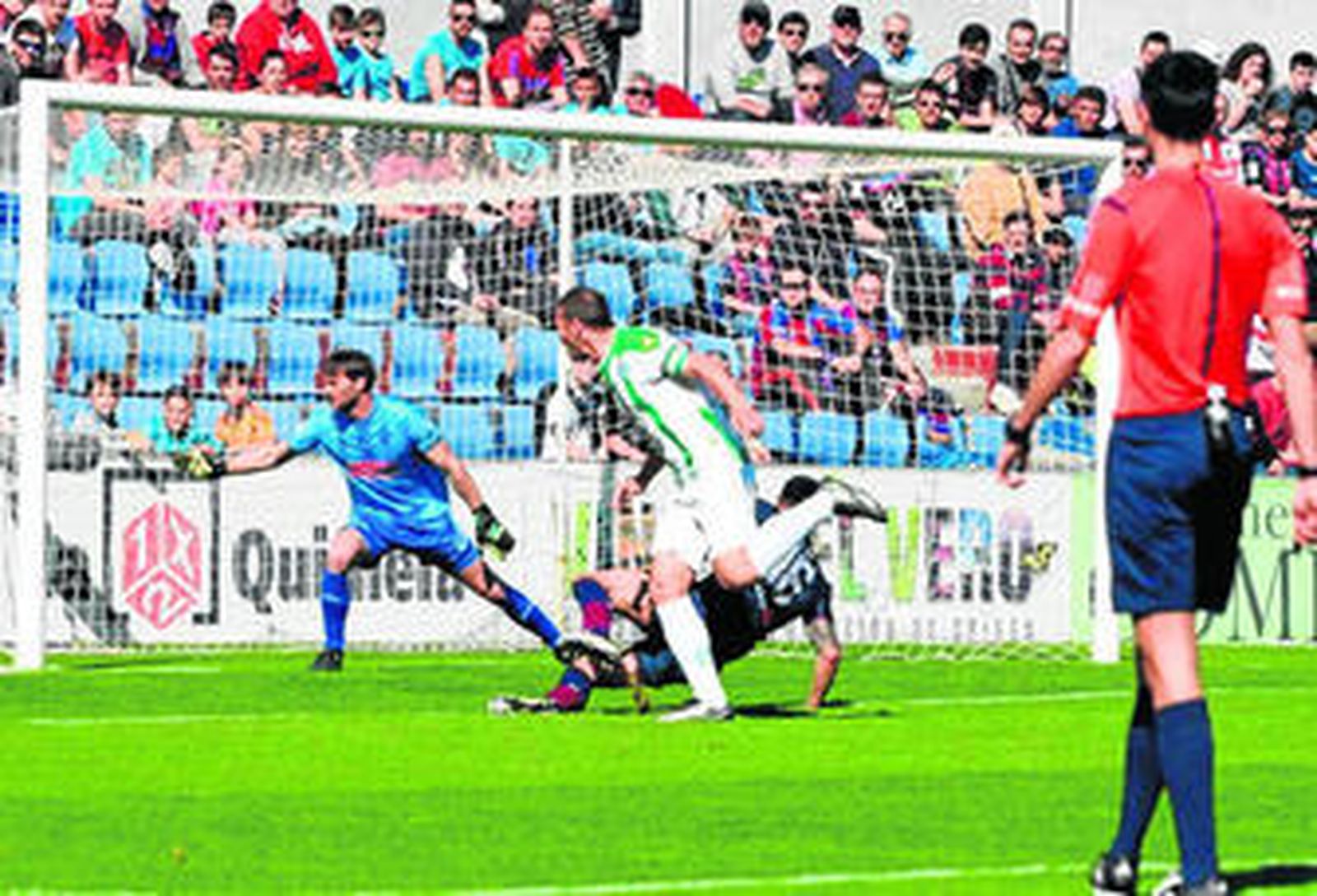 Xisco cabecea anticipándose a Jesús Valentín y en presencia de Leo Franco en el partido del domingo en El Alcoraz de Huesca.
