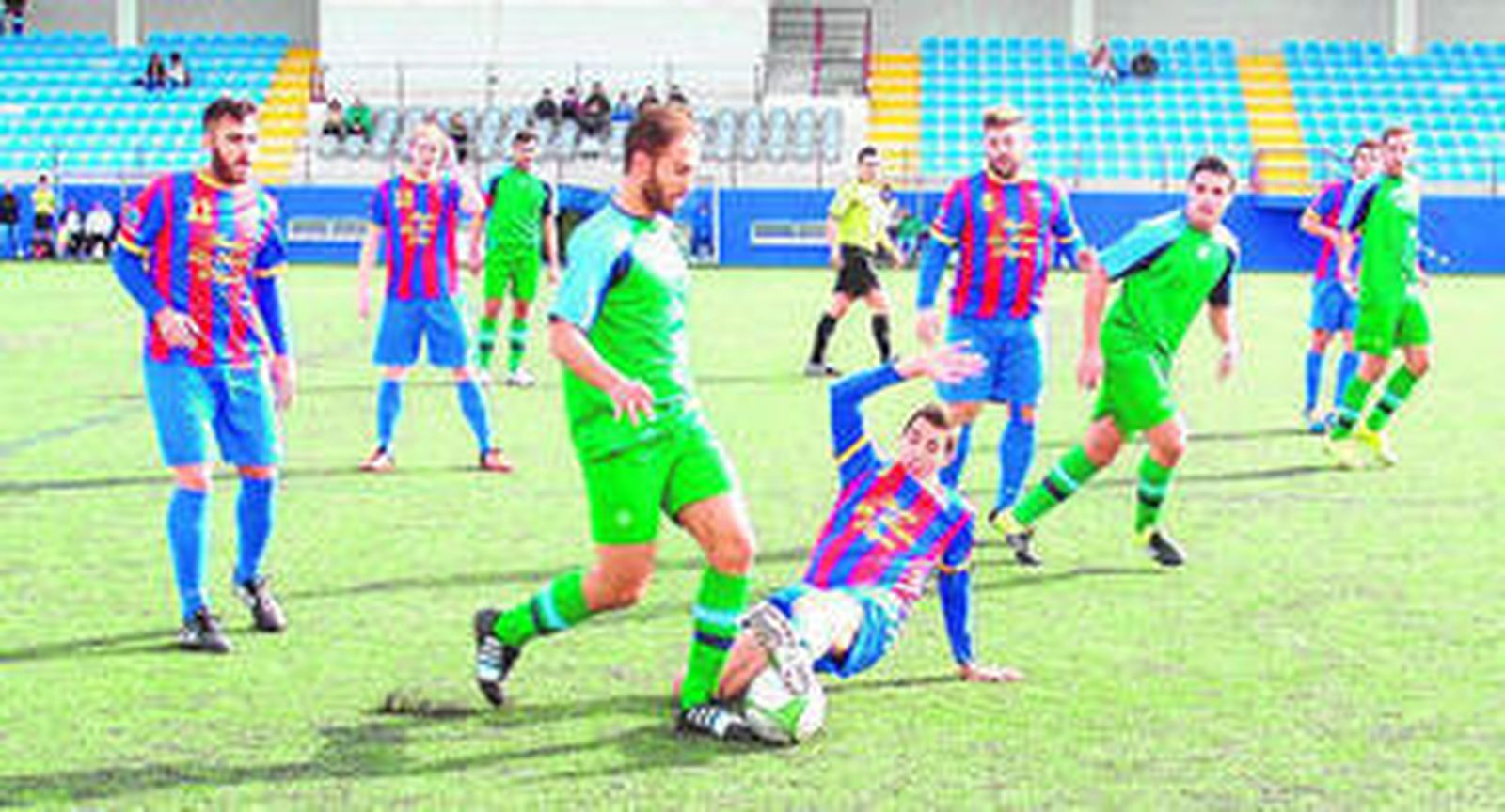 Un jugador del Vandalia se lanza al suelo para tratar de frenar un avance de un rival.