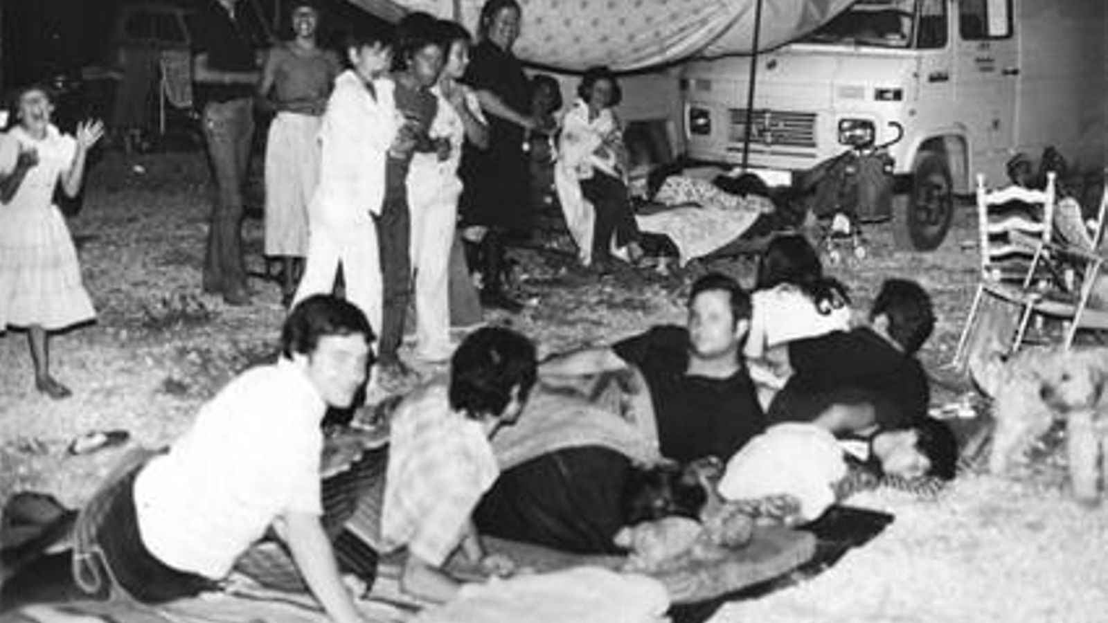 Granadinos durmiendo al raso durante los terremotos de 1979.