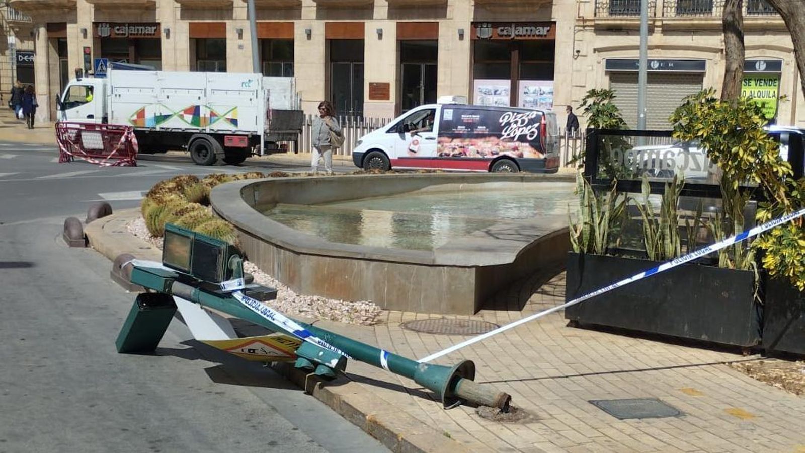 Semáforo derribado por el viento en pleno centro de Almería. Semáforo derribado por el viento en pleno centro de Almería.