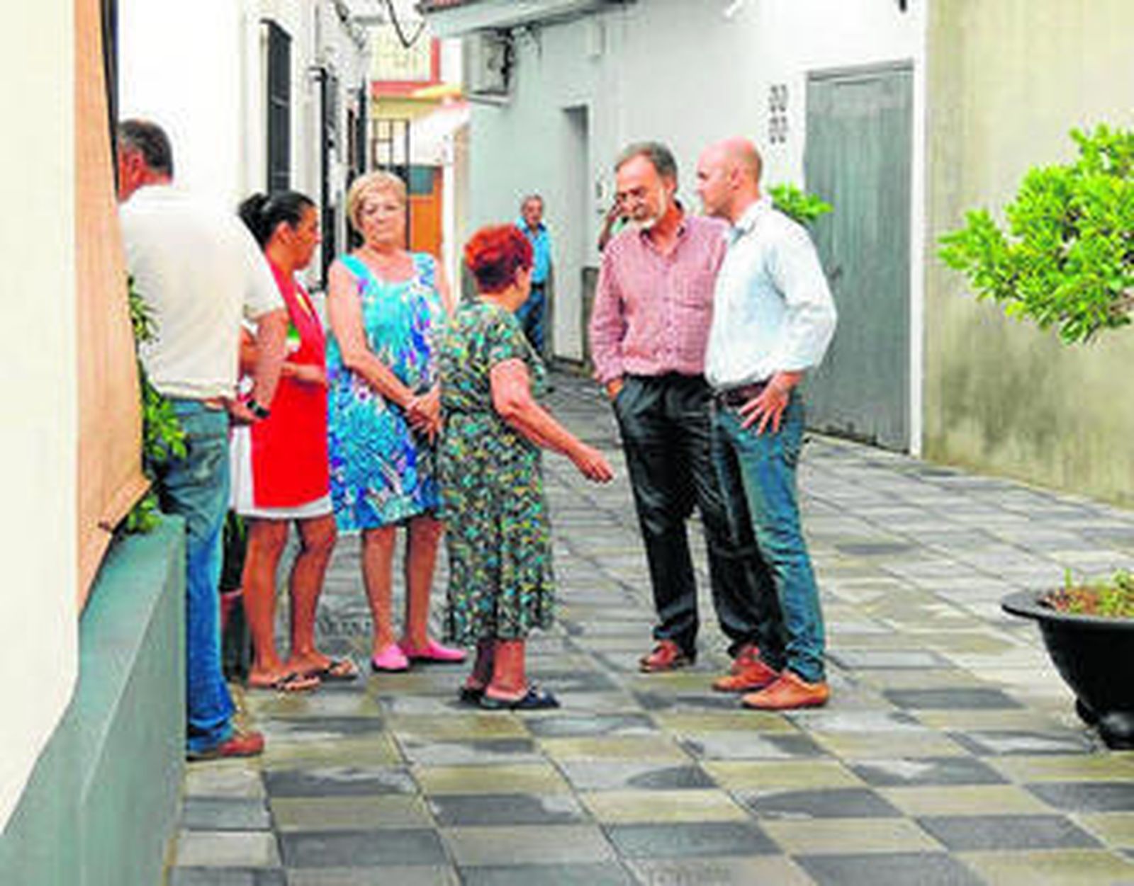 Imagen durante la visita de la delegación municipal a la calle Ledesma.