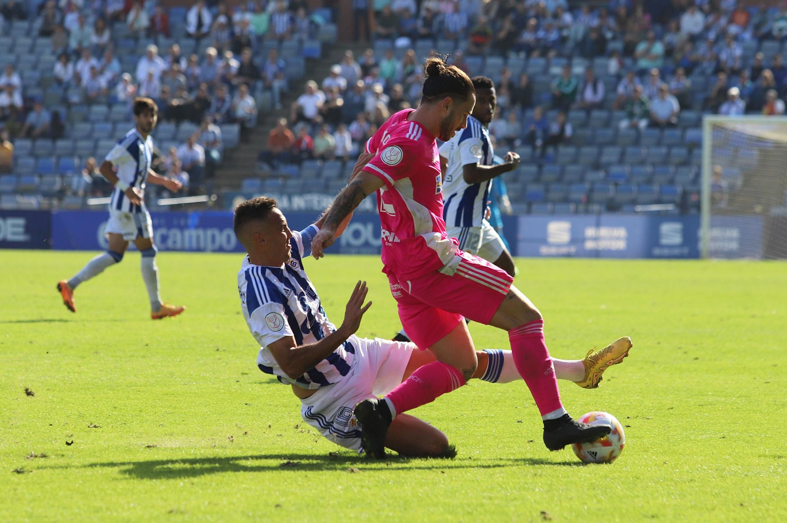Un duelo el pasado domingo en el partido del Recreativo contra el Bugos.