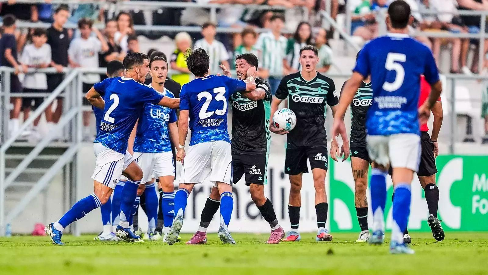 Perrone y Fornals en el inicio de la tángana en el amistoso entre el Como y el Betis