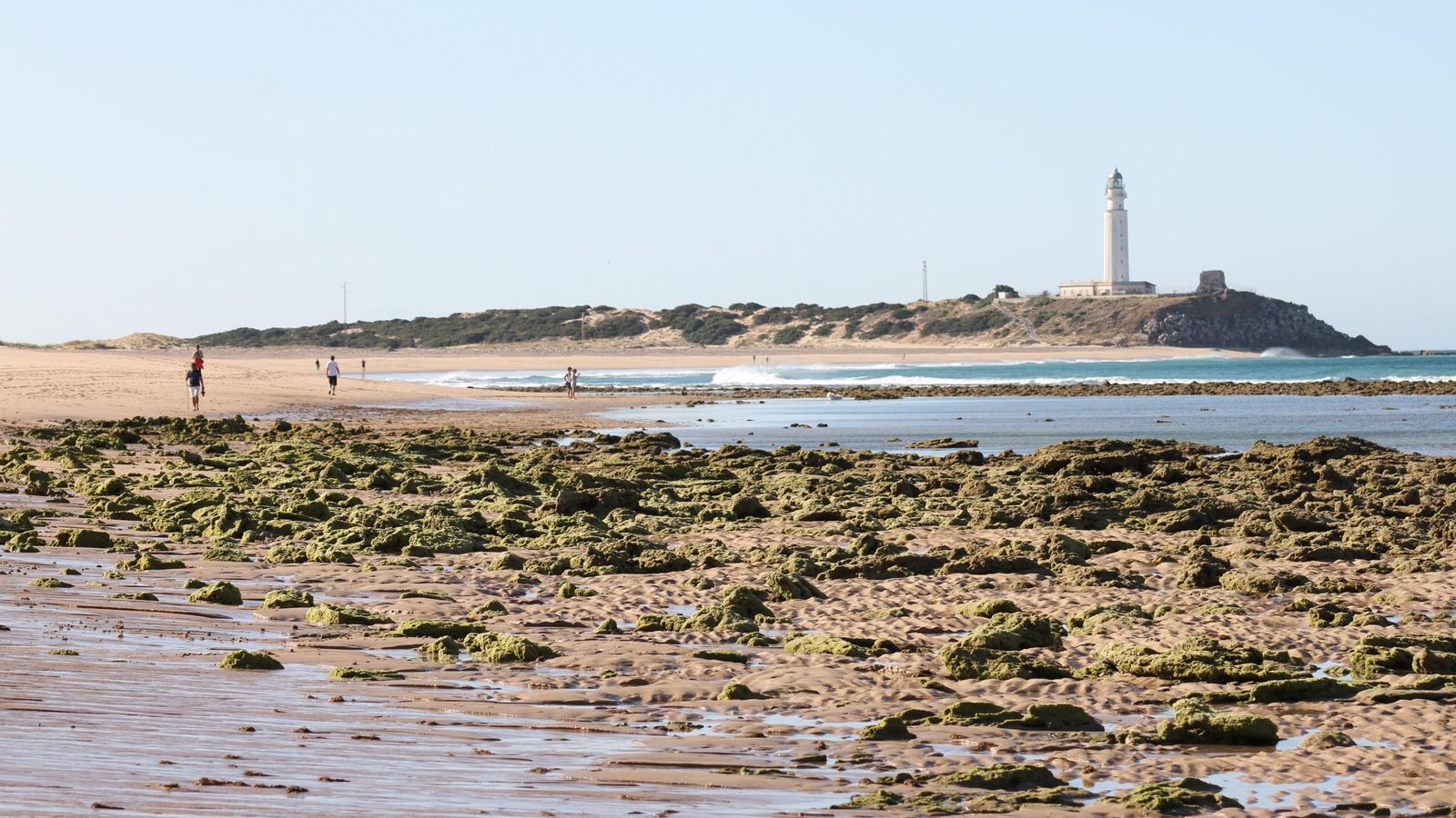 Playa de Zahora, con el Faro de Trafalgar al fondo.