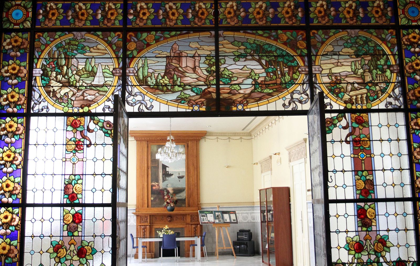 1. La vidriera restaurada, en la sala de lectura de la prensa. 2. Alegoría colombina en la escalera de subida.           3. Detalle de uno de los dibujos. 4. Vidriera de la planta alta. 5. Aspecto de la claraboya con una hermosa decoración artística. 6. Inscripción de la fecha de realización de la vidriera restaurada.