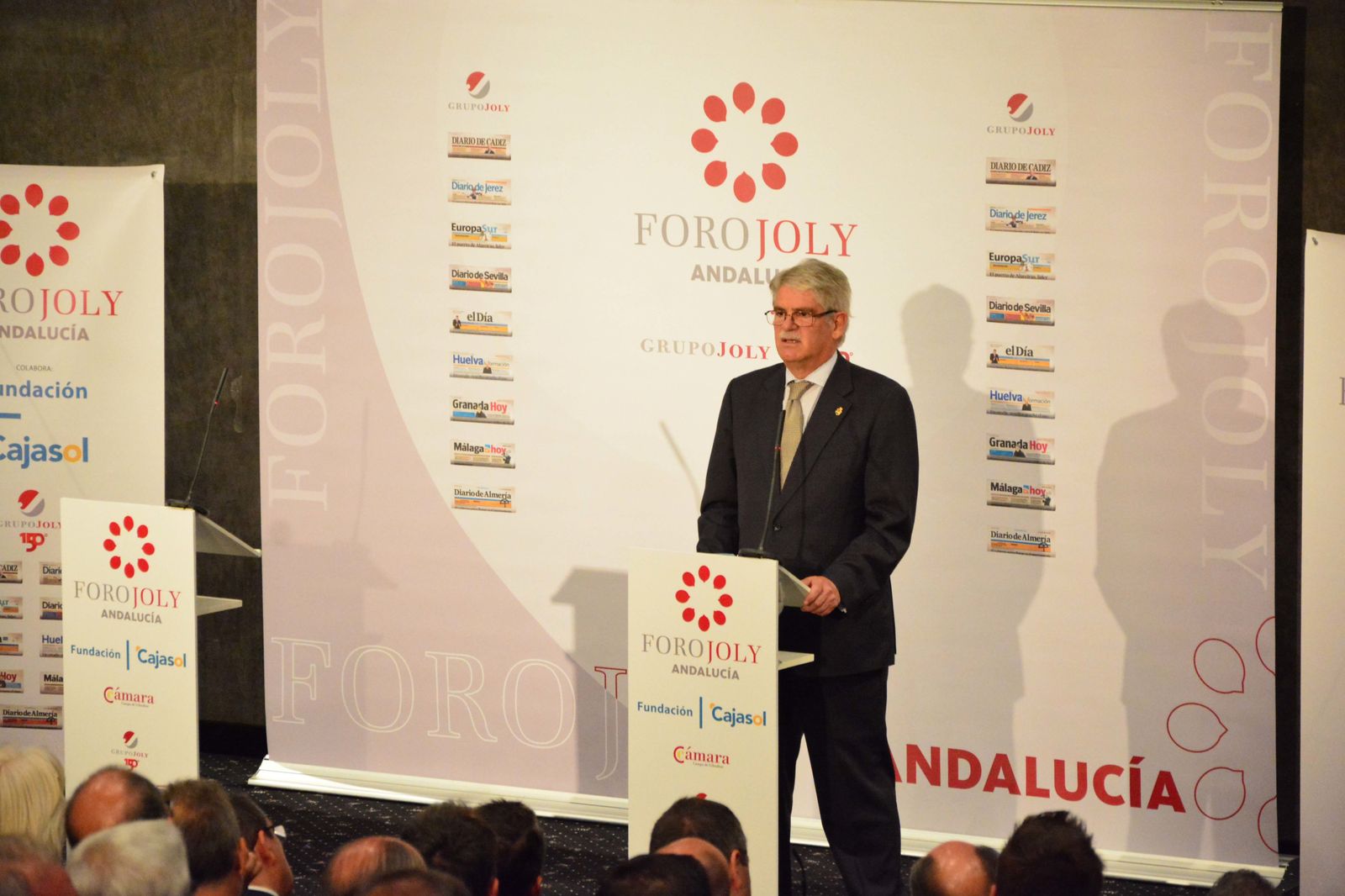Las imágenes del ministro Alfonso Dastis en el Foro Joly