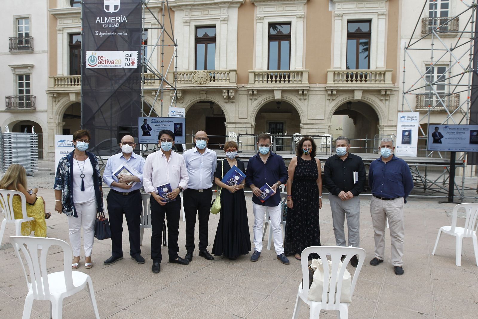Fotogalería El Diario de los Libros, con el escritor Javier Sierra.