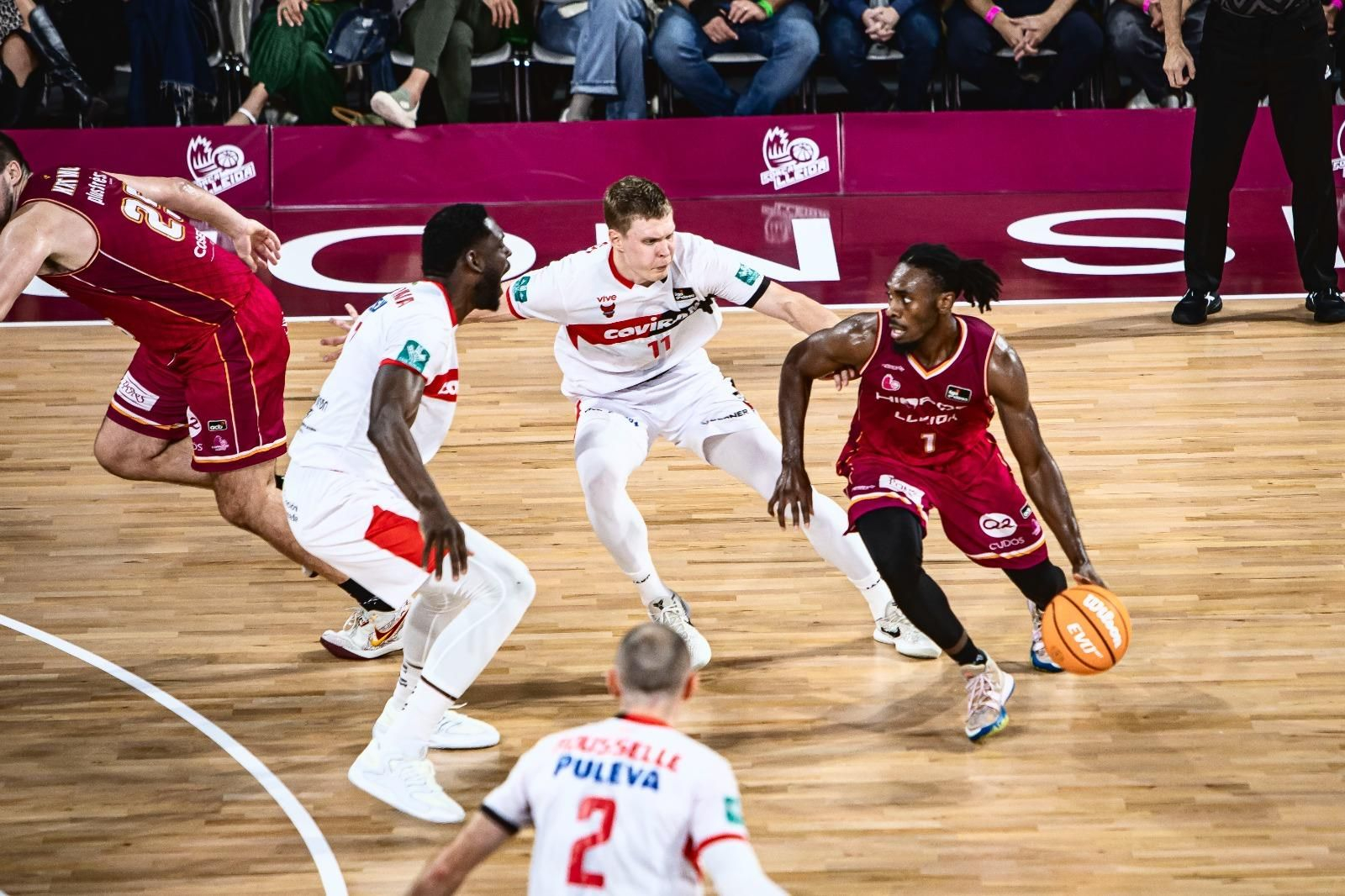 Babatunde Olumuyiwa y Valtonen tratan de defender a Batemon.