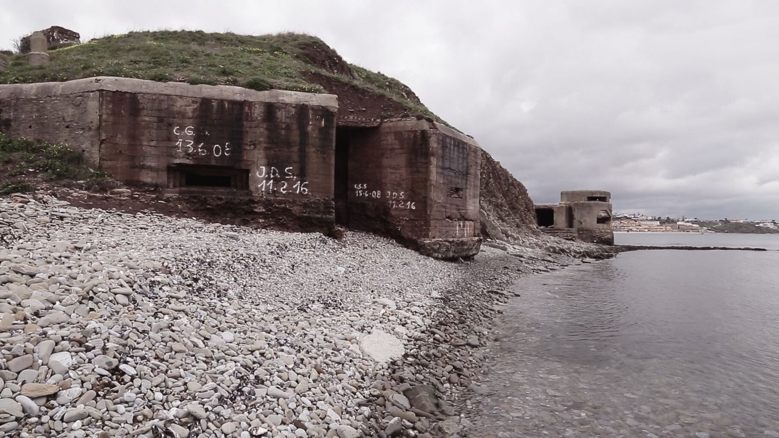 Antiguos búnkers de la época de la Segunda Guerra Mundial junto a la playa de los Alemanes en Zahara de los Atunes.