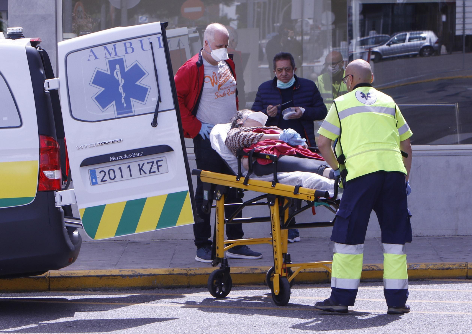 La llegada de un paciente en ambulancia al Hospital Virgen del Rocío.