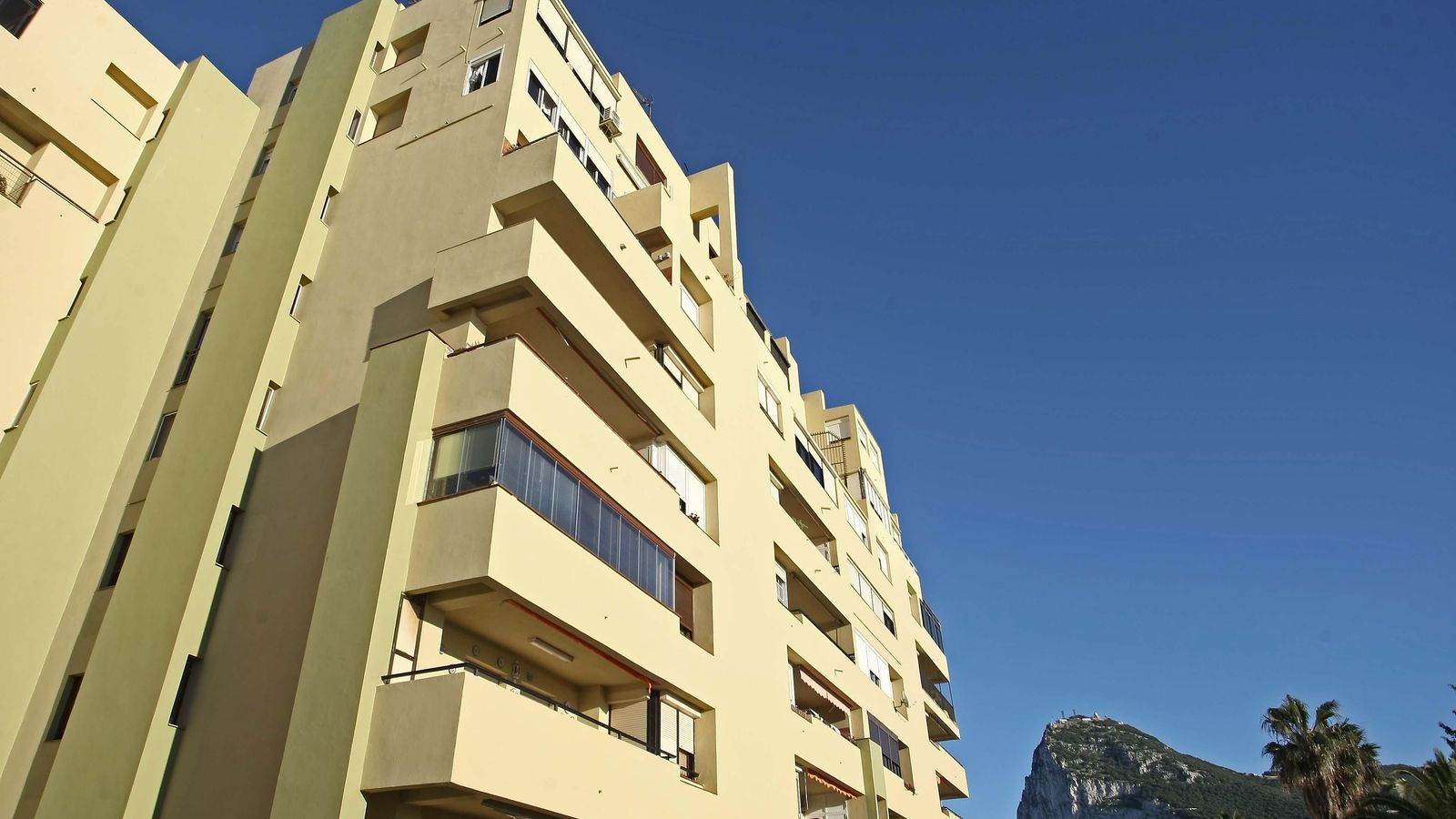 Un bloque de viviendas en La Línea.