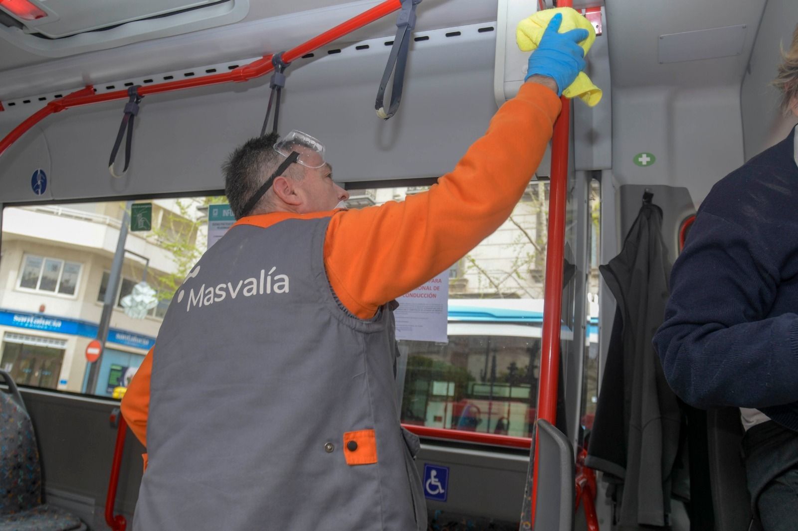 Limpieza en autobuses y poco tráfico en Granada por el coronavirus