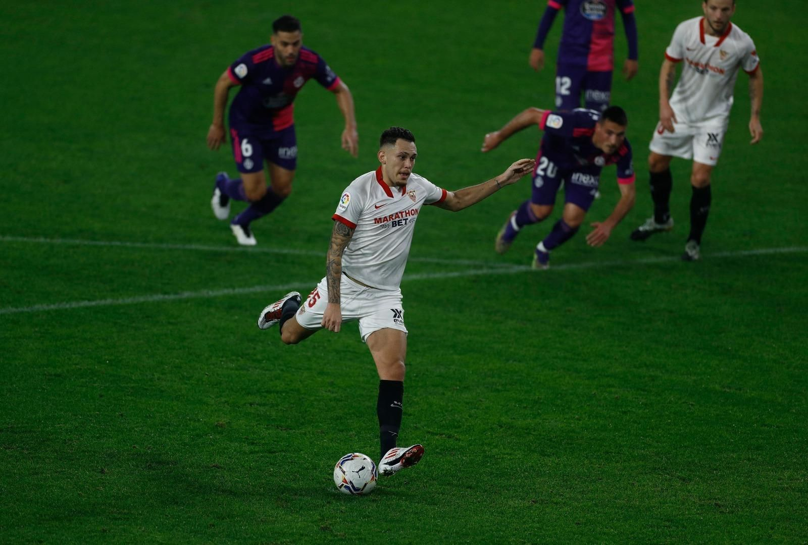 Ocampos mira al portero del Valladolid, al que ya le marcó en junio, y esconde el tiro en el penalti.