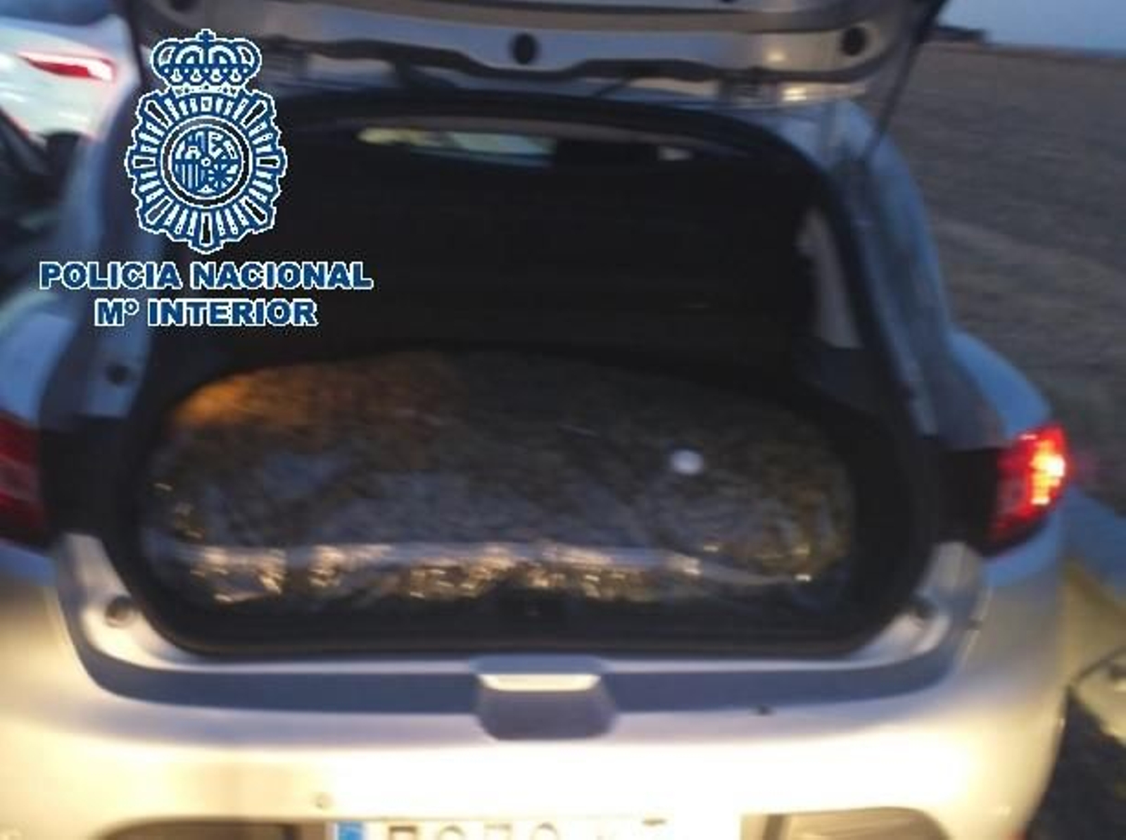 Droga hallada en el maletero de uno de los vehículos de la red. Droga hallada en el maletero de uno de los vehículos de la red.