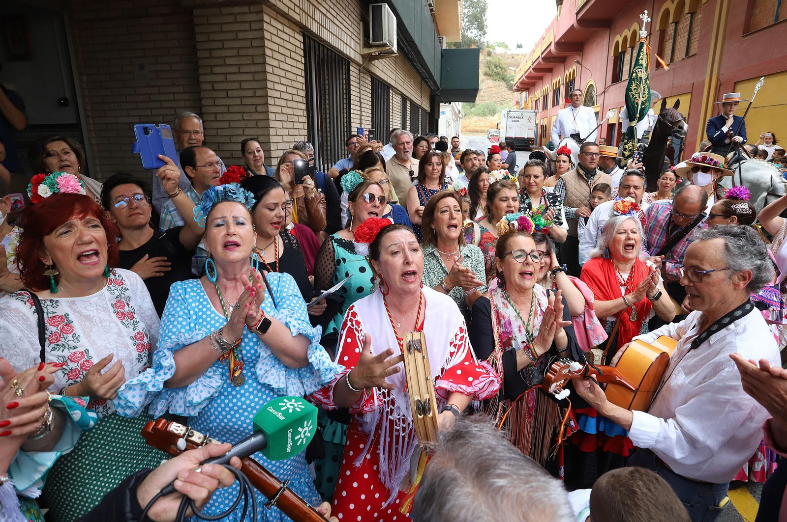 Imágenes de Emigrantes en la Comandancia de la Guardia Civil