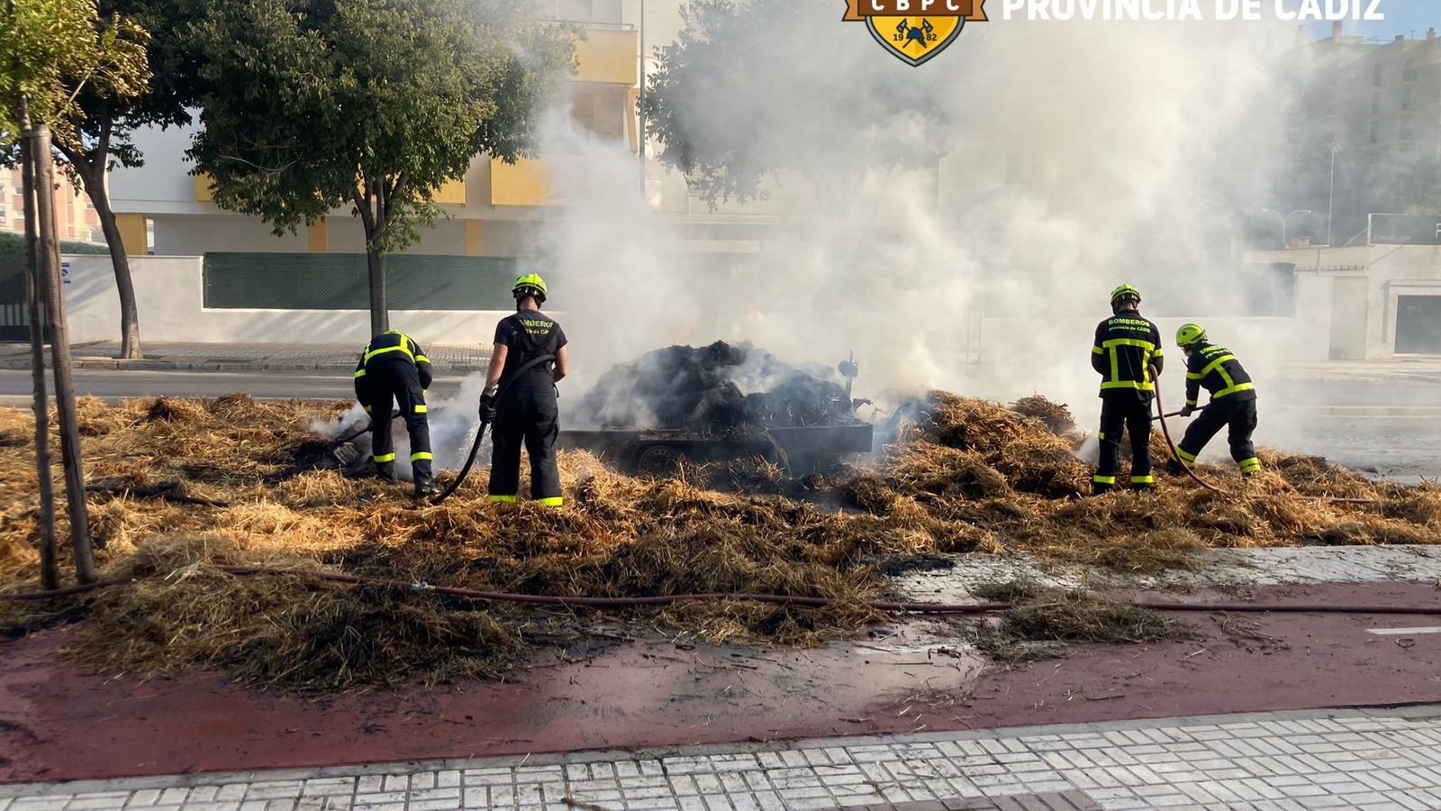 Los efectivos del parque de Jerez, durante la intervención.
