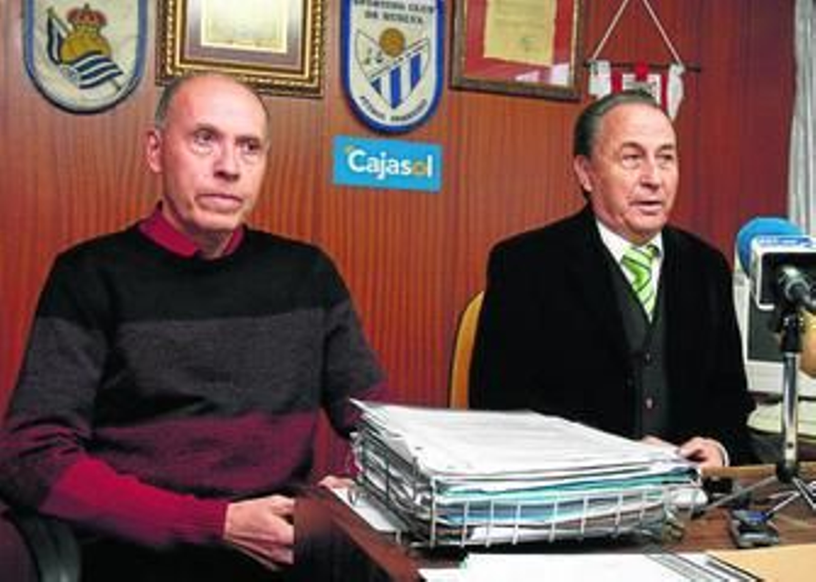 Antonio Toledo -izquierda- y José Antonio Muñoz Lozano, en la sede del club onubense. Antonio Toledo -izquierda- y José Antonio Muñoz Lozano, en la sede del club onubense.