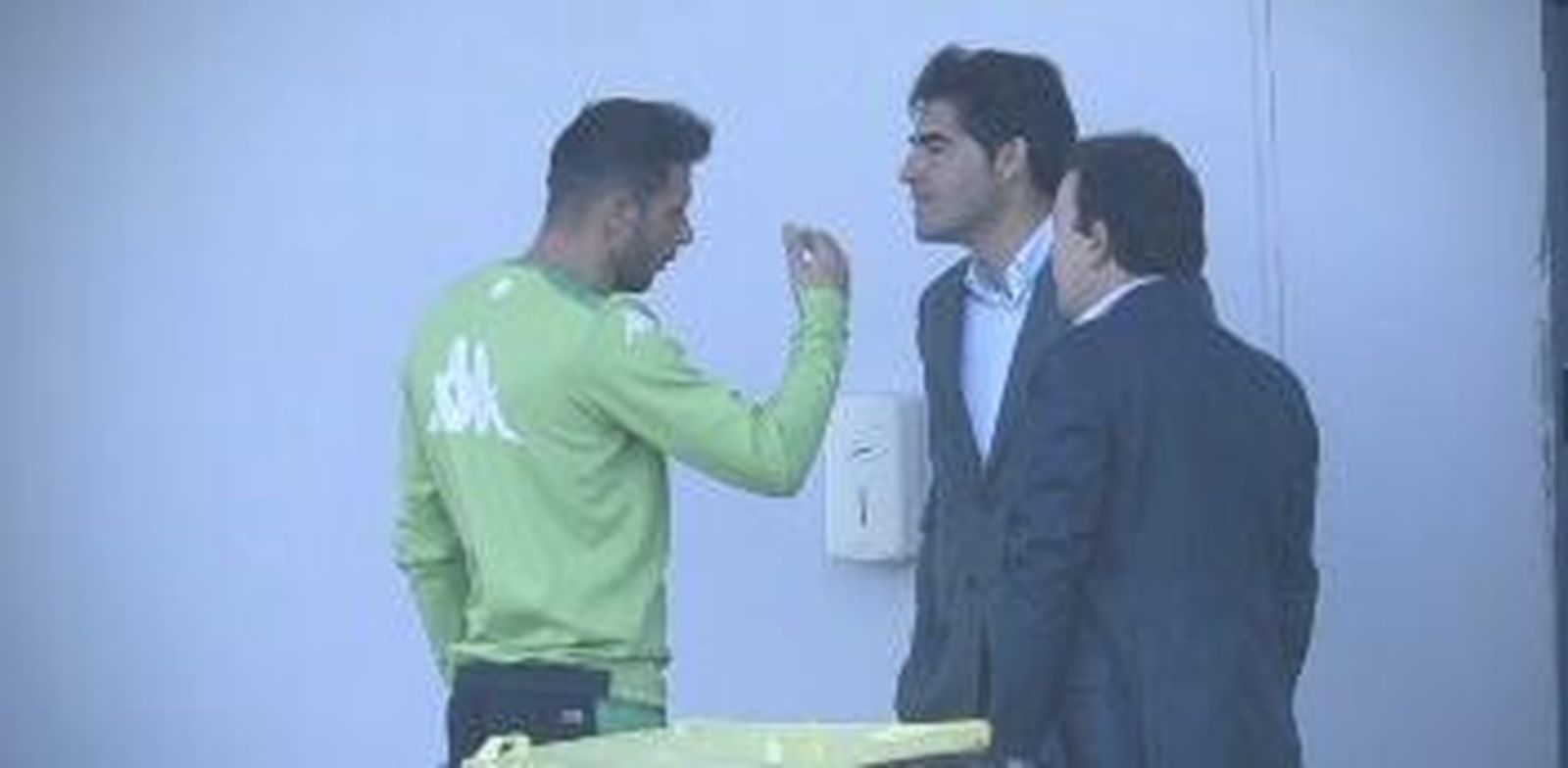 Joaquín dialoga con Haro y López Catalán.