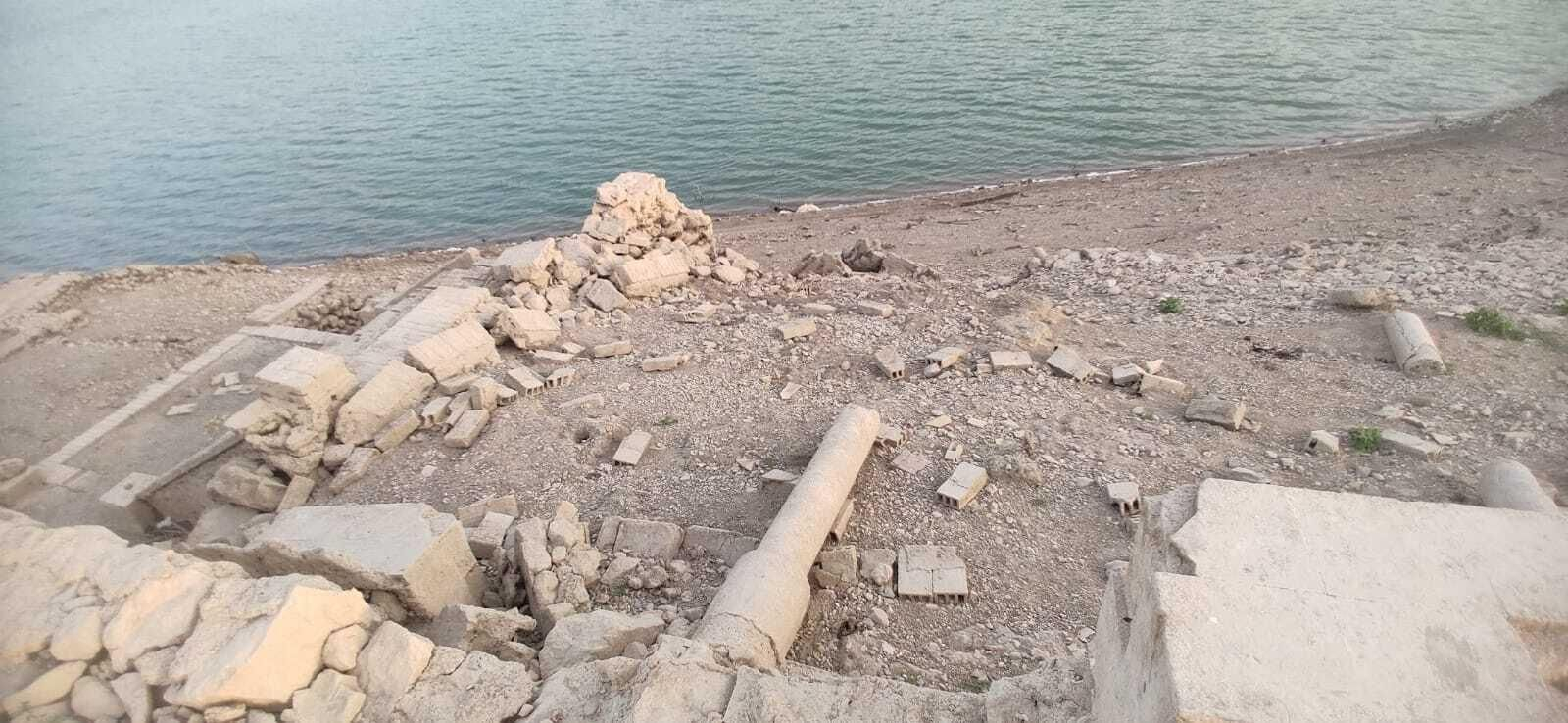 Un recorrido en fotografías por las ruinas que afloran en el pantano de Iznájar