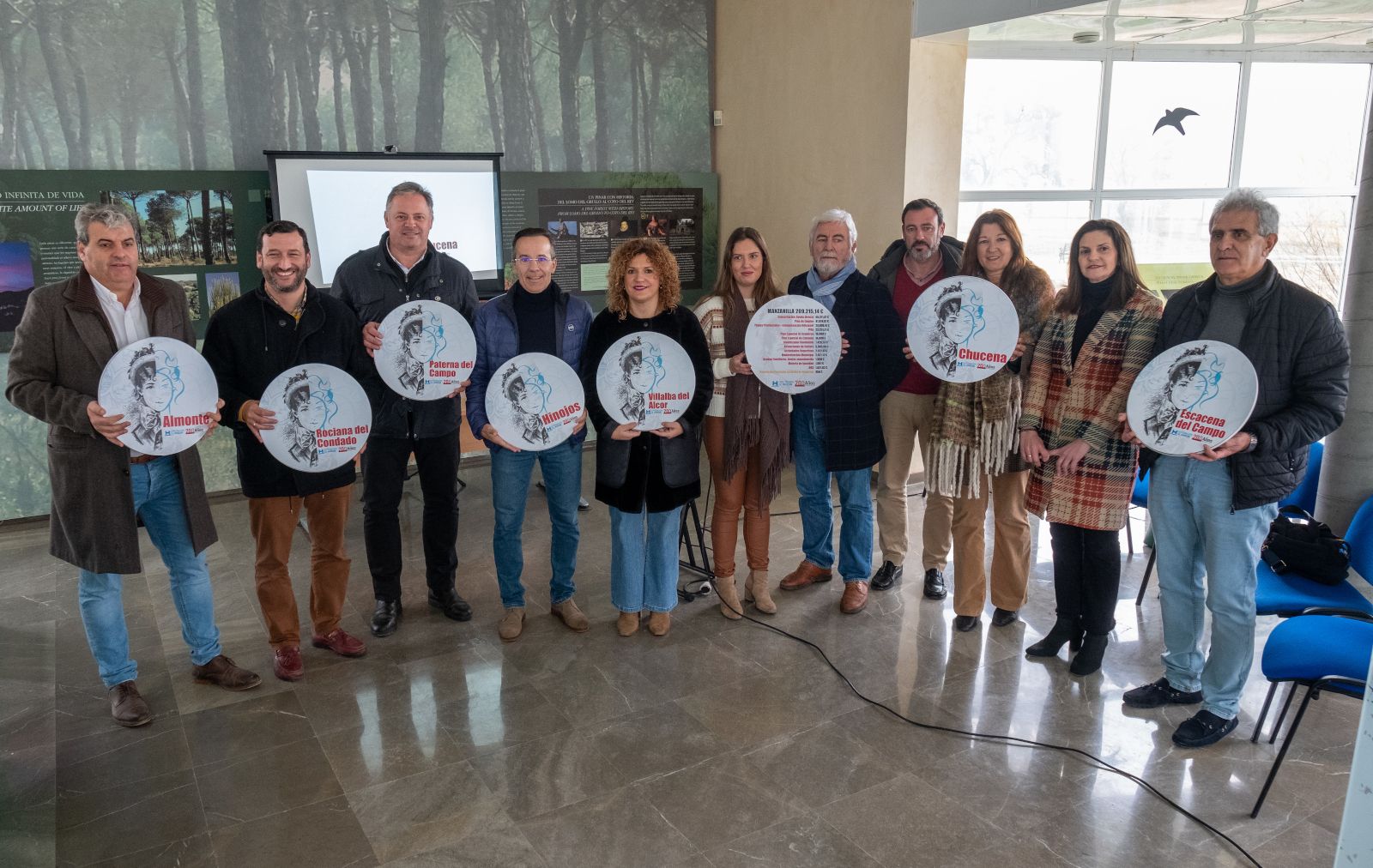 María Eugenia Limón en su visita a Hinojos.