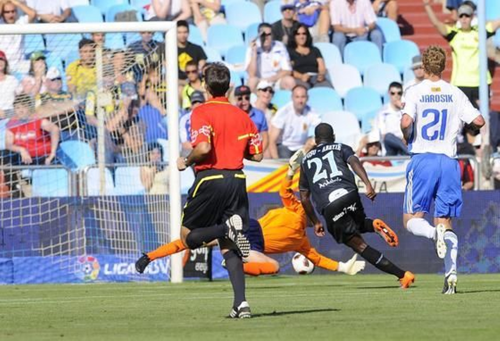 El equipo andaluz encontró un paraíso en La Romareda con un festín de goles y puntería ante un Zaragoza atónito por la velocidad de los blanquiazules.

Foto: Javier Cerbolla