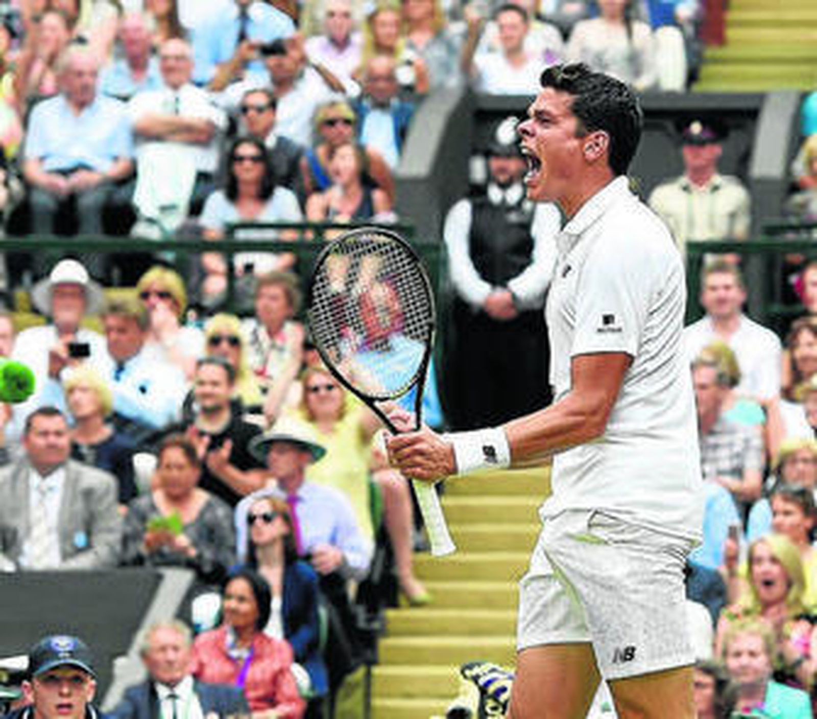 Milos Raonic festeja su victoria ante Roger Federer.