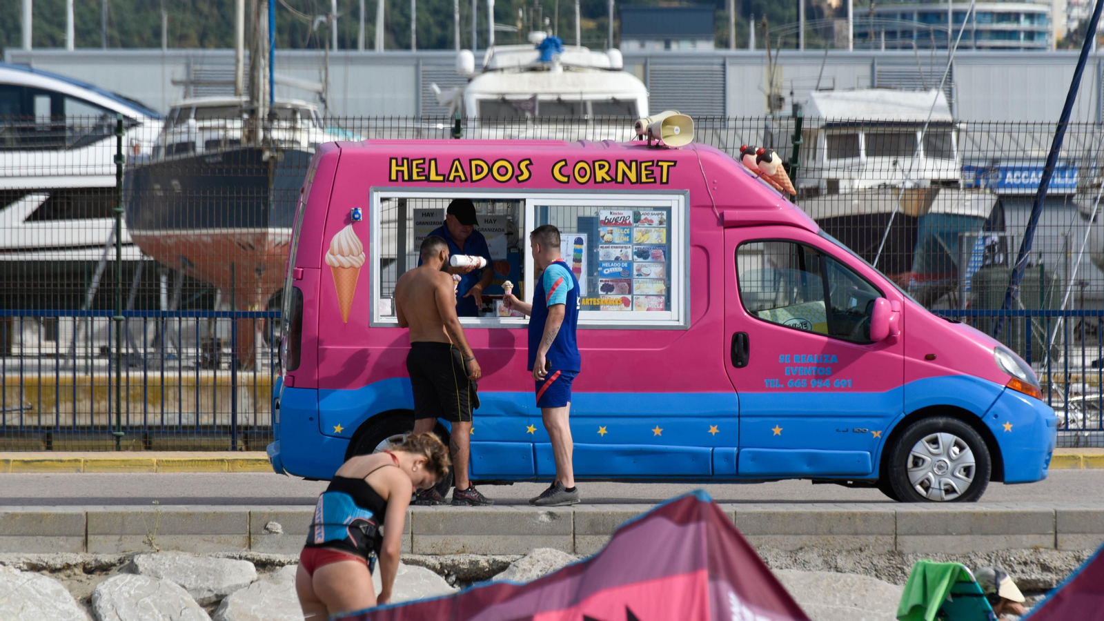 Las fotos de una tarde de sol y playa en La Línea