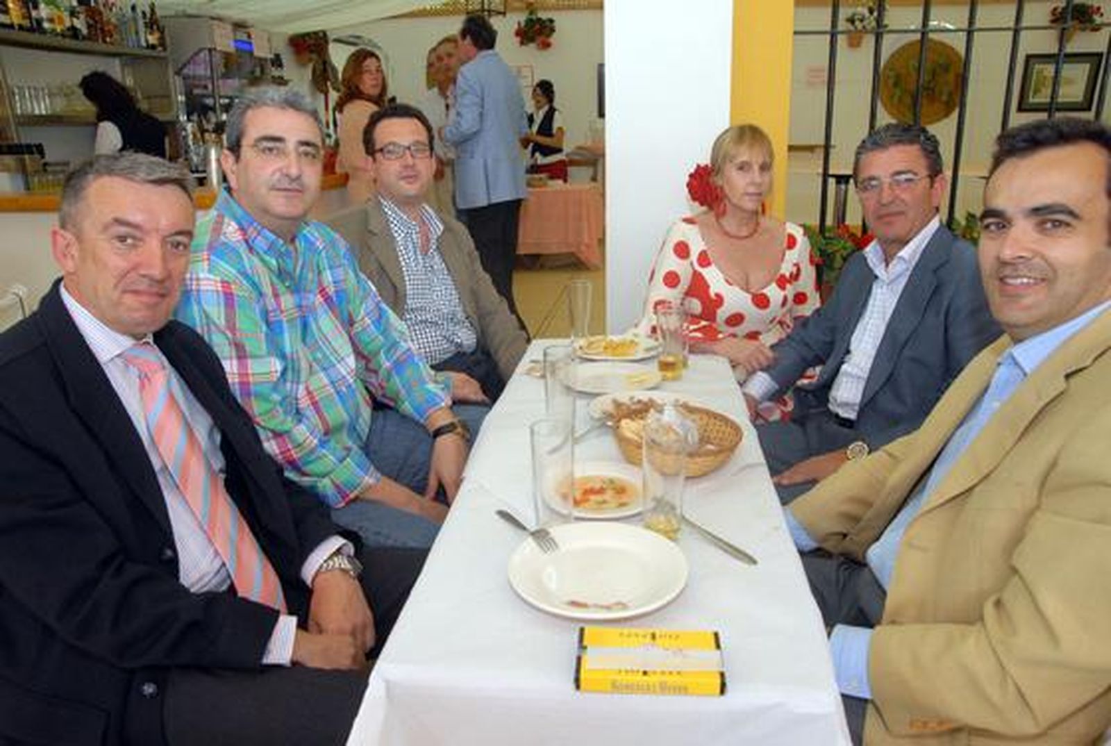 Ramón Ruiz Mesa, director médico de Oftalvist Cio Jerez; Antonio Amaya, director médico de Clínica Jerez; Manolo Carrillo, gerente de Clínica Jerez; Manuel Herrera, director del Hospital de Jerez, y su esposa, Inmaculada; y el subdirector económico del Hospital de Jerez, Rafael Higueras. 

Foto: Manuel Aranda
