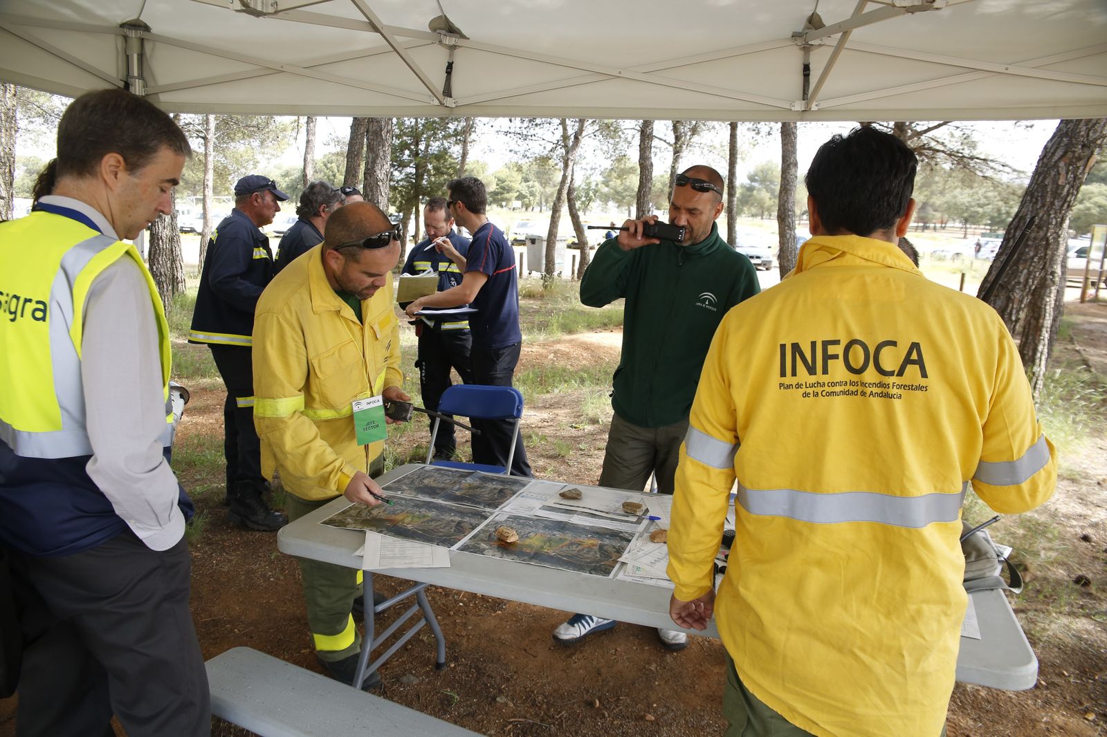 Técnicos del Infoca, en el puesto de mando, analizando el simulacro de incendio y dando instrucciones a los equipos de trabajo.