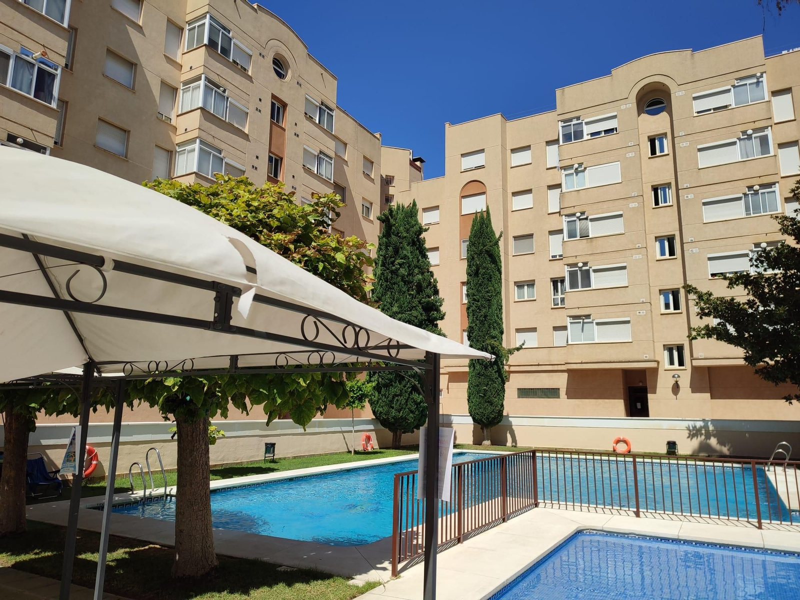 Pisos con piscina.