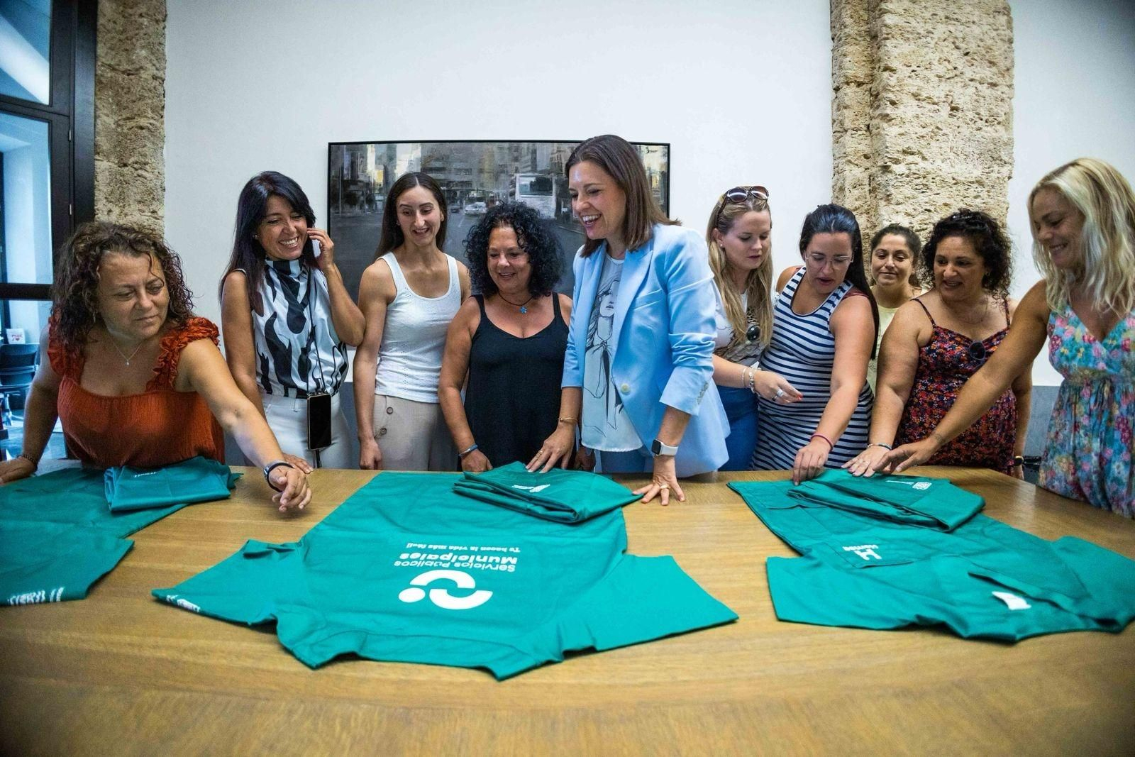 La alcaldesa, entregando los uniformes a las trabajadoras antes de iniciar esta nueva etapa. La alcaldesa, entregando los uniformes a las trabajadoras antes de iniciar esta nueva etapa.