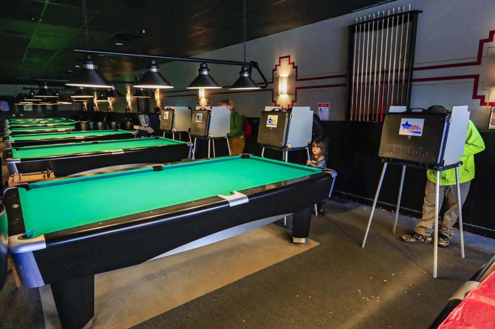 Varias personas votan en la cafetería Pressure Billiards de Chicago, Illinois.