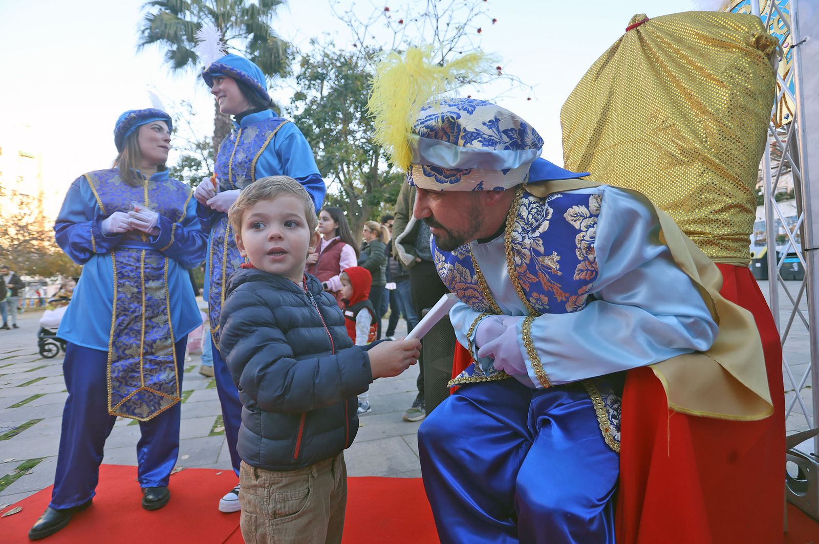 Imágenes del paje Real de SSMM los Reyes Magos recogiendo las cartas de los niños y niñas de Huelva en la plaza Houston