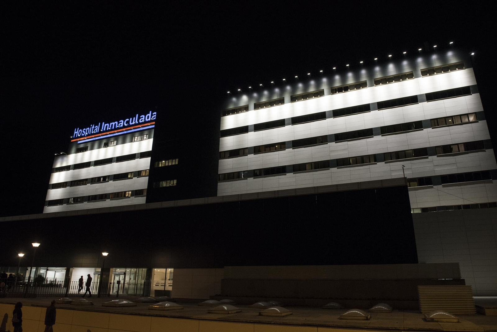 La fachada del Hospital Inmaculada luce su nuevo look.