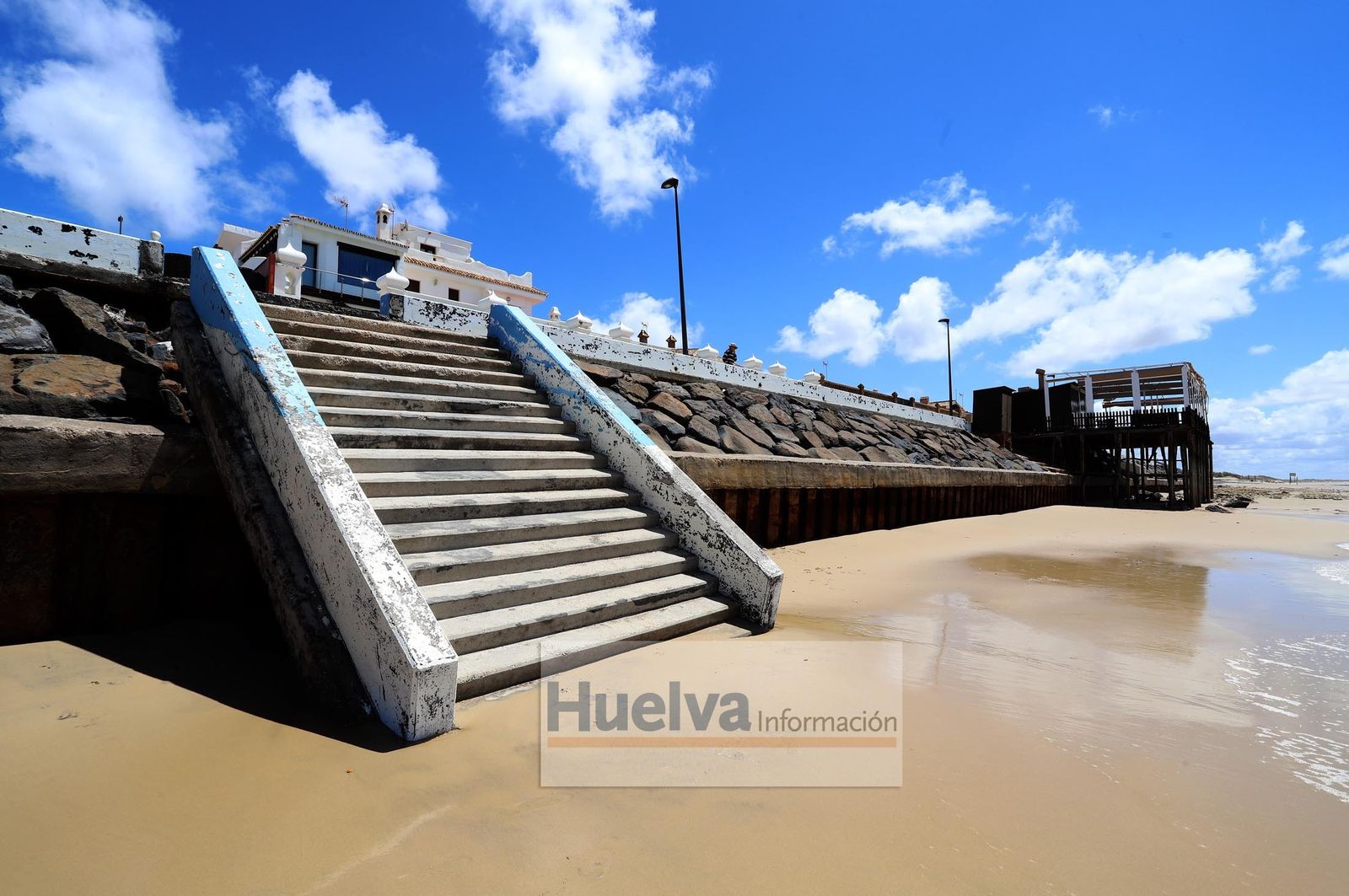 Imágenes de la zona de la playa de Matalascañas más afectada por el temporal