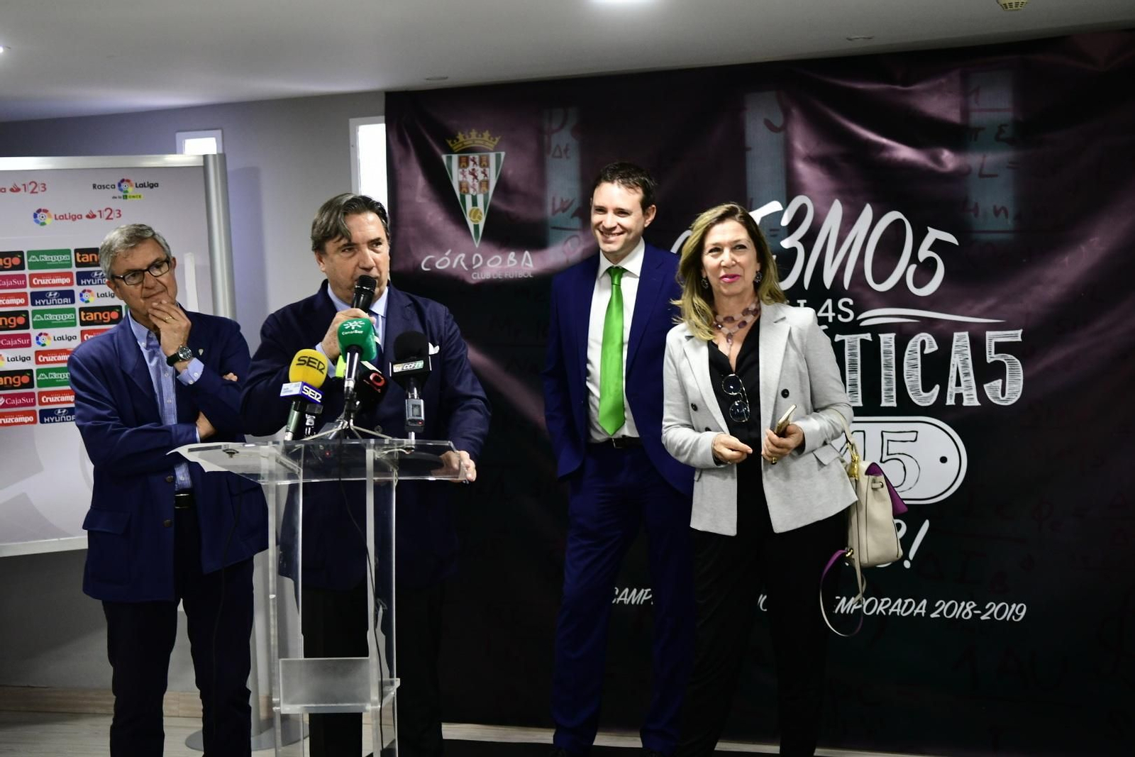 Joaquín Zulategui, junto a algunos consejeros más del Córdoba, en la presentación de la campaña.