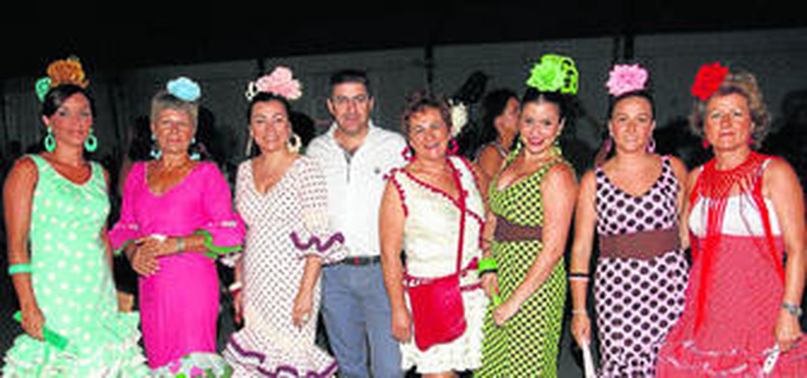 Maribel Navas, Maribel Felices, Mar Martínez, Gádor Ruiz, Cristóbal Fernández, Toñi Navas, Paqui Navas y Susana Urbano. La familia más elegante del ferial.