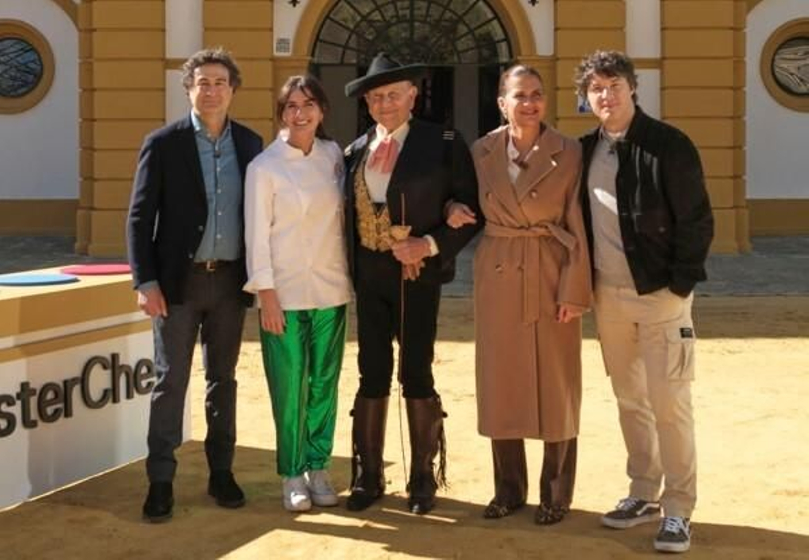 Los presentadores de ‘MasterChef’ junto a Álvaro Domecq en la Real Escuela Ecuestre de Jerez.