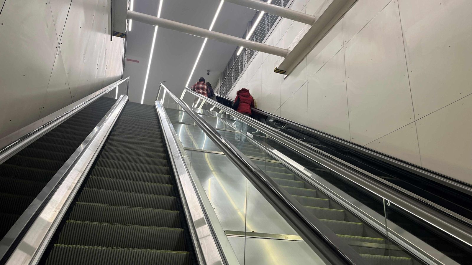 Otra vista de las nuevas escaleras de la estación de San Bernardo.