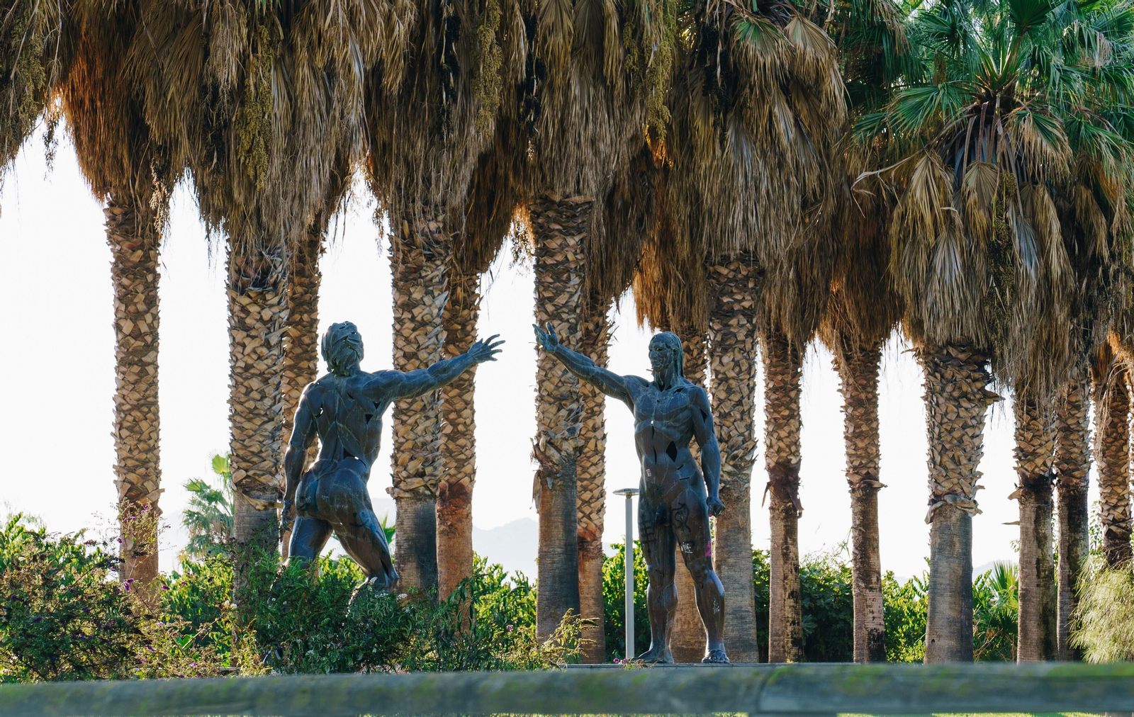 Vista de las estatuas del Parque de los Pueblos de América de Motril