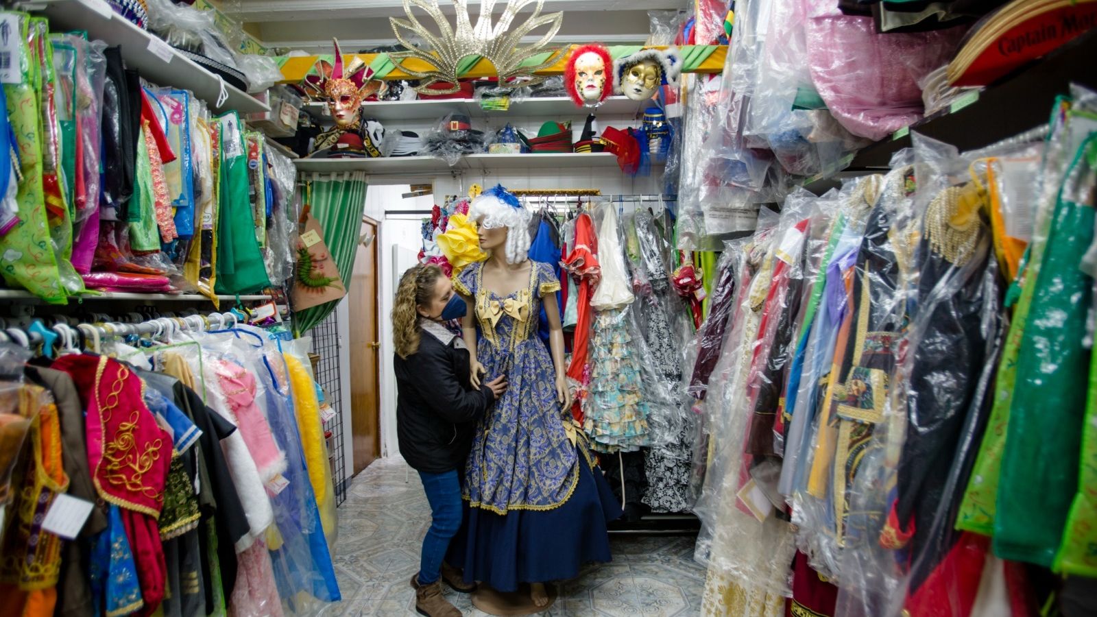 Carmen, en su tienda de la calle Sagasta, lo tiene todo preparado para atender al público