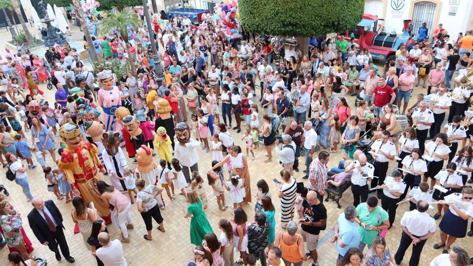 El desfile de gigantes y cabezudos congregó a cientos de personas.