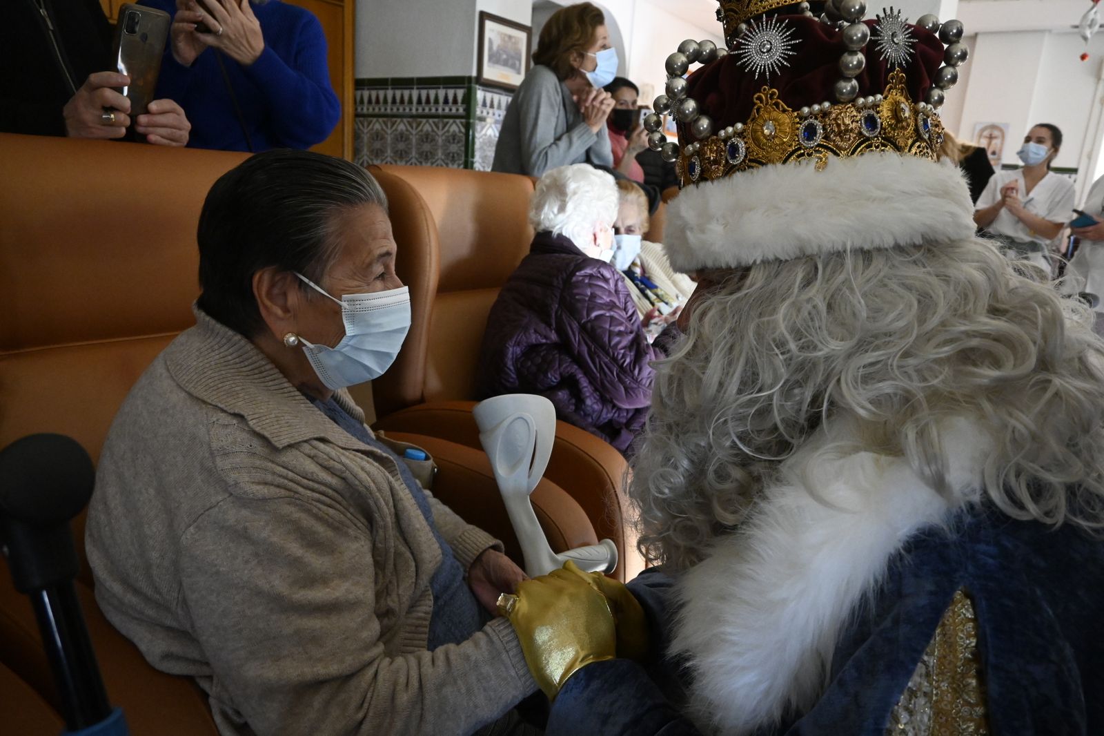 Visita de los Reyes Magos a los ancianos de los asilos de Huelva, en imágenes