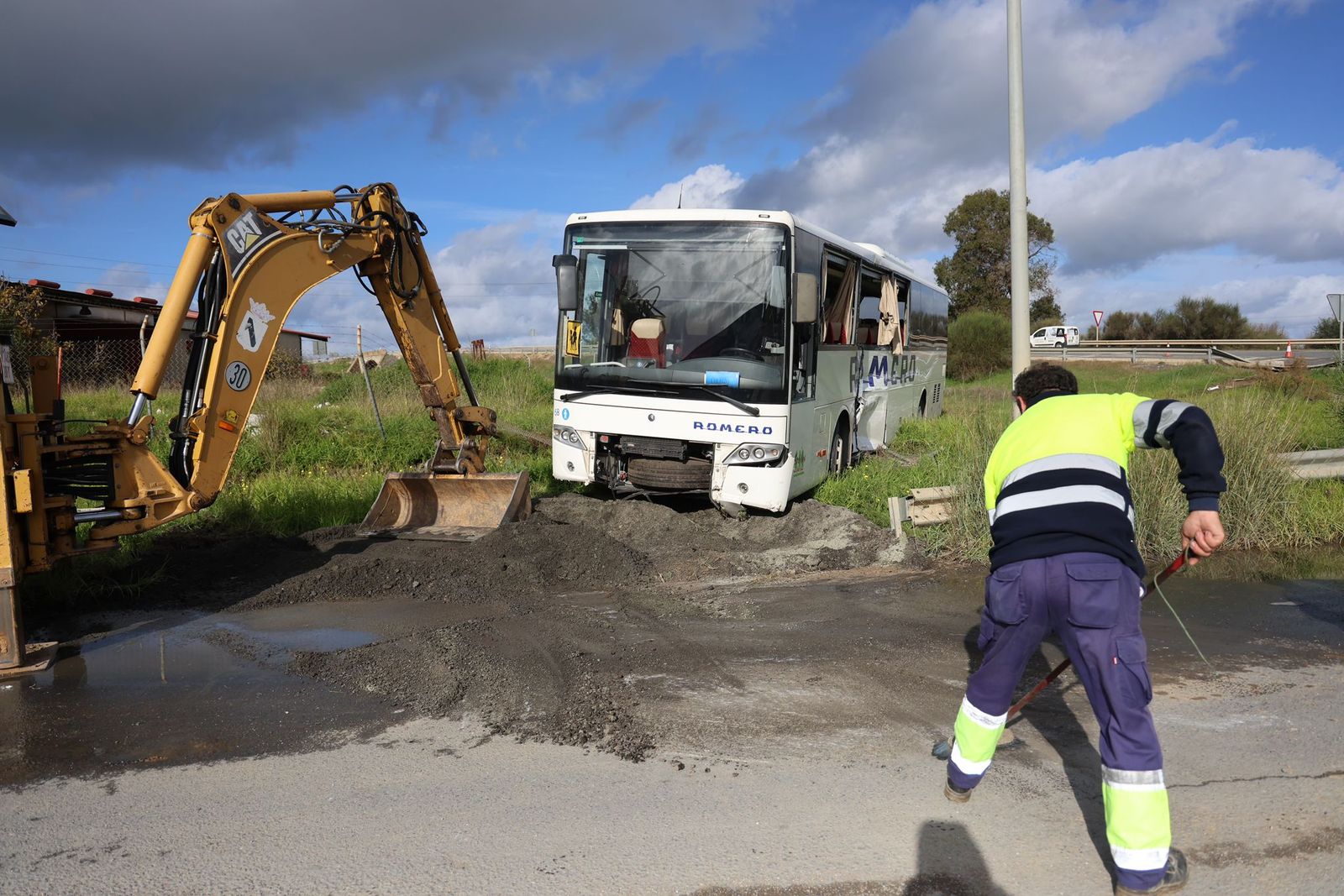 El accidente entre un autobús escolar y un camión en Gibraleón este jueves en imágenes