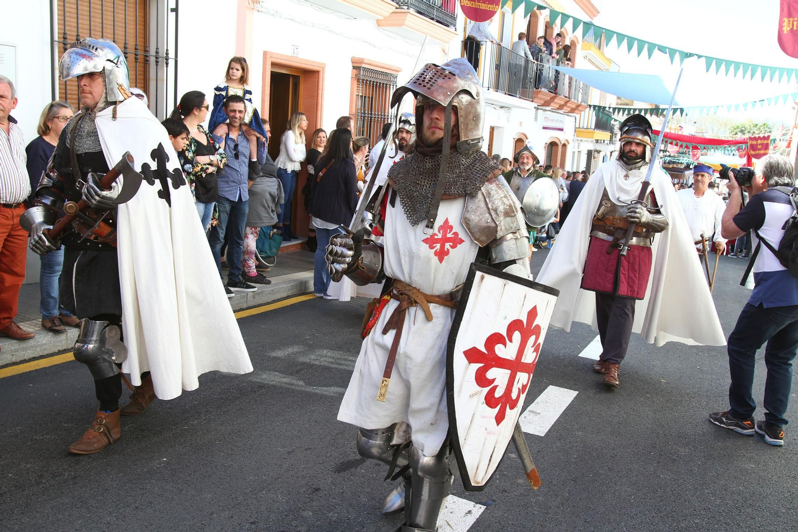 Imágenes del desfile de la XIX Feria Medieval del Descubrimiento, en Palos de la Frontera