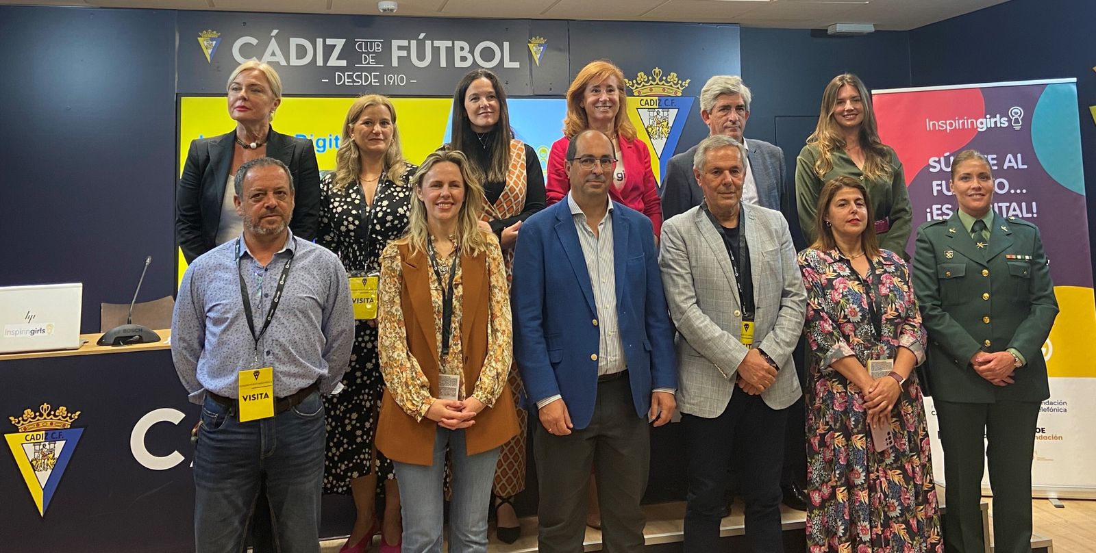 Foto de familia de la presentación del Bus Digital de la Fundación Inspiring Girls.