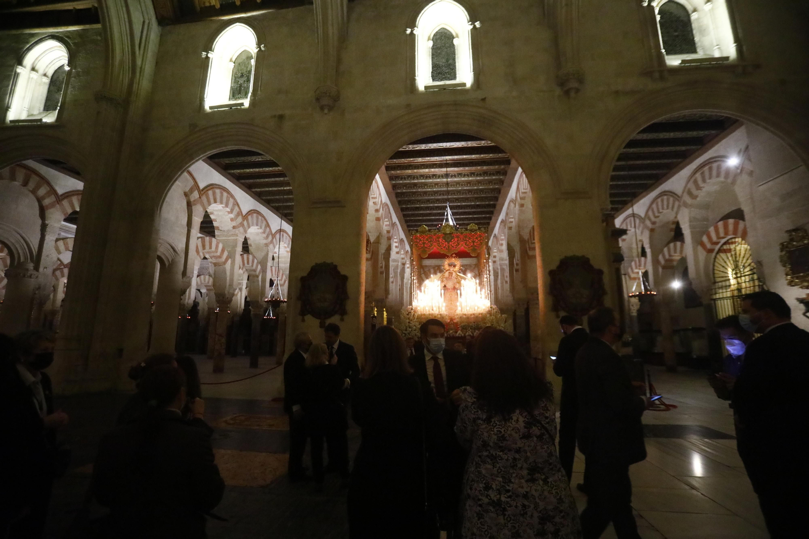 Las imágenes de la Virgen de la O de Córdoba en la Mezquita-Catedral tras suspenderse su salida extraordinaria